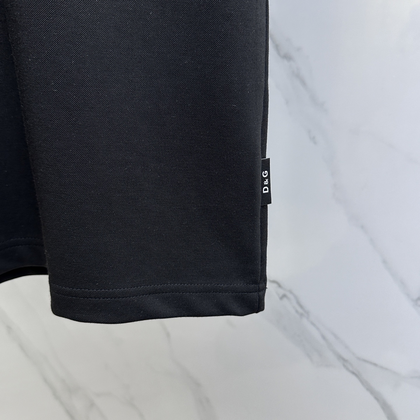 🆕DG 2025SS秋季新款短袖打底T 恤，以当季色调传递典雅韵味，成就日常搭配佳选。胸前logo标识含