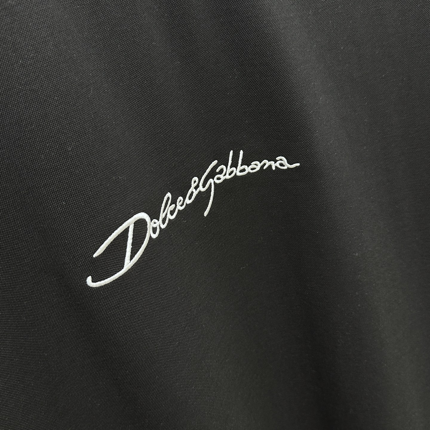 🆕DG 2025SS秋季新款短袖打底T 恤，以当季色调传递典雅韵味，成就日常搭配佳选。胸前logo标识含