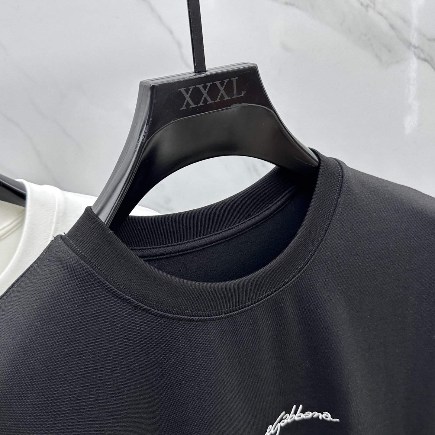 🆕DG 2025SS秋季新款短袖打底T 恤，以当季色调传递典雅韵味，成就日常搭配佳选。胸前logo标识含