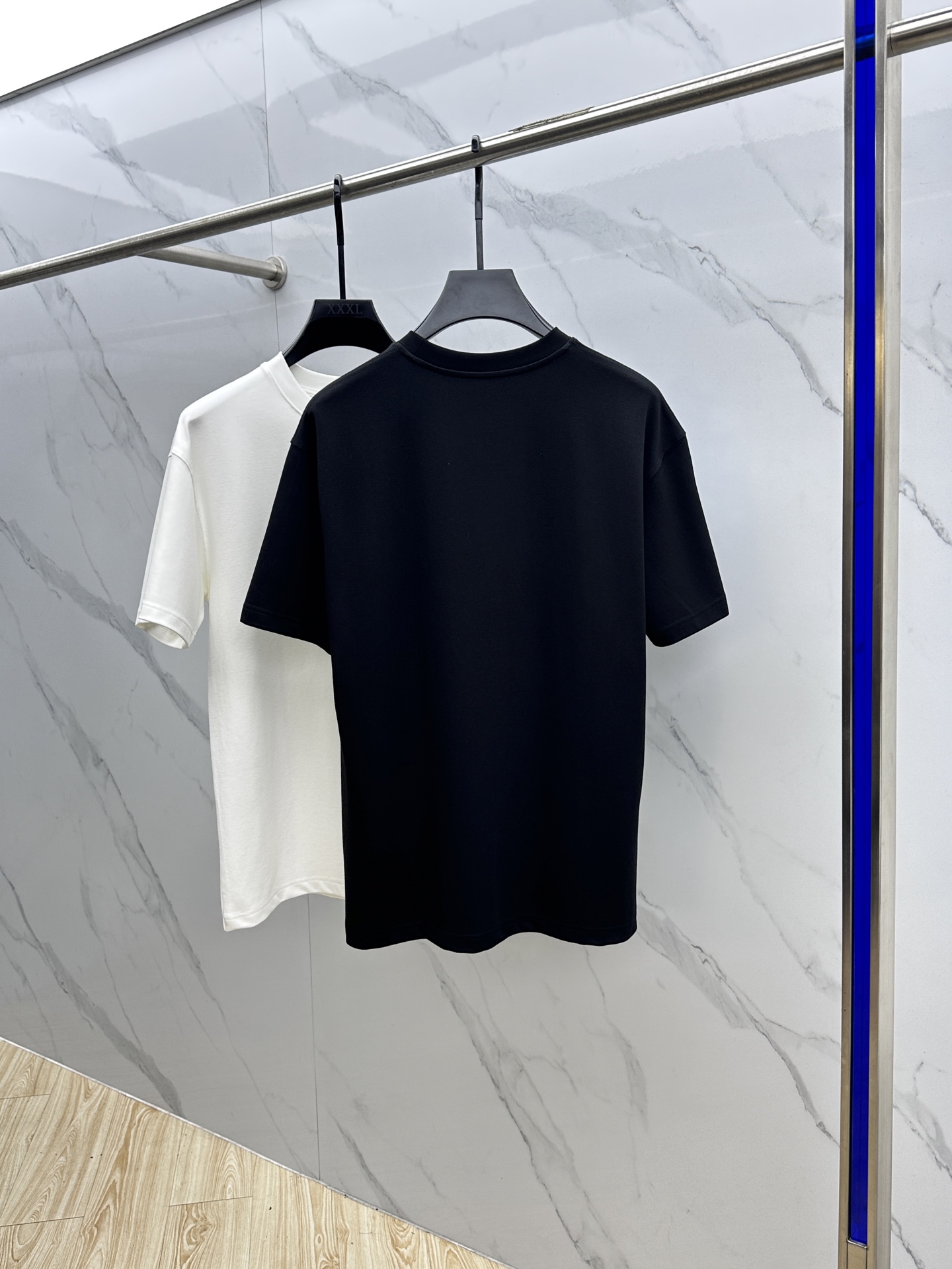 🆕DG 2025SS秋季新款短袖打底T 恤，以当季色调传递典雅韵味，成就日常搭配佳选。胸前logo标识含