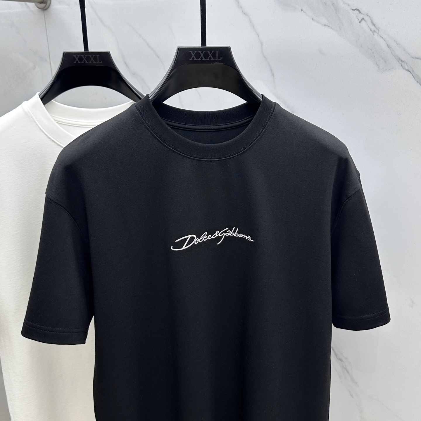 🆕DG 2025SS秋季新款短袖打底T 恤，以当季色调传递典雅韵味，成就日常搭配佳选。胸前logo标识含