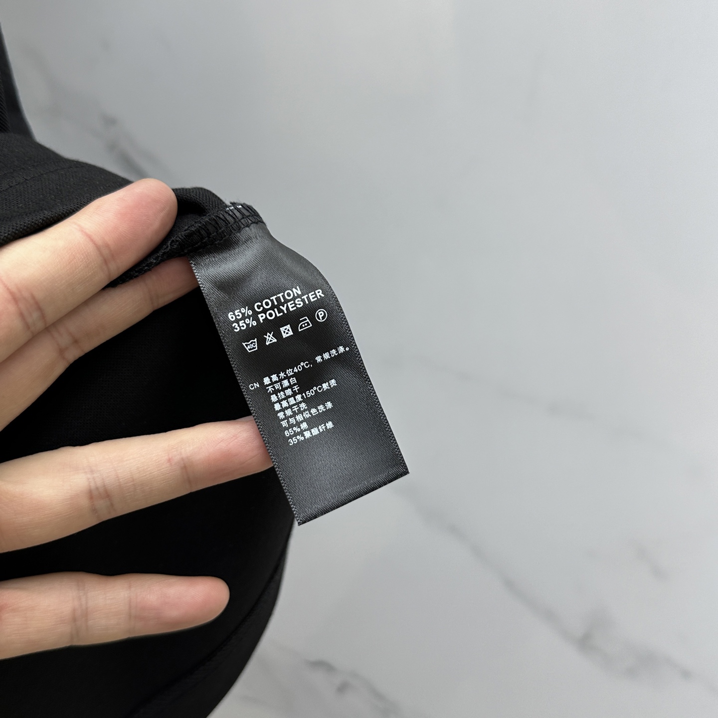 🆕DG 2025SS秋季新款短袖打底T 恤，以当季色调传递典雅韵味，成就日常搭配佳选。胸前logo标识含