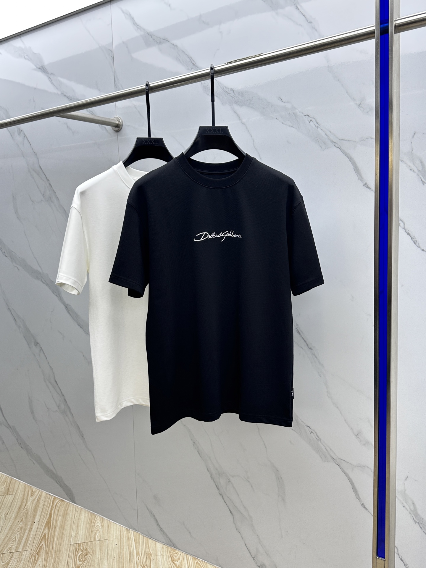 NO:570046,DG 2025SS new autumn short-sleeved base T-shirt, which conveys elegant charm in seasonal tones, making it a good choice for daily matching. The logo on the chest implicitly marks the brand identity, the letters are three-dimensional, fine workmanship, fashionable and elegant, and comfortable to the skin. It has three labels. xh Sizes M-3XL,, T-shirt, alexander wang19860909DG 2025SS秋季新款短袖打底T 恤,以当季色调传递典雅韵味,成就日常搭配佳选.胸前logo标识含蓄标注品牌身份,字母立体工艺、做工精细、时尚大气、贴肤舒适,三标齐全xh 尺码M-3XL,,T-shirt,alexander wang,Men's clothing