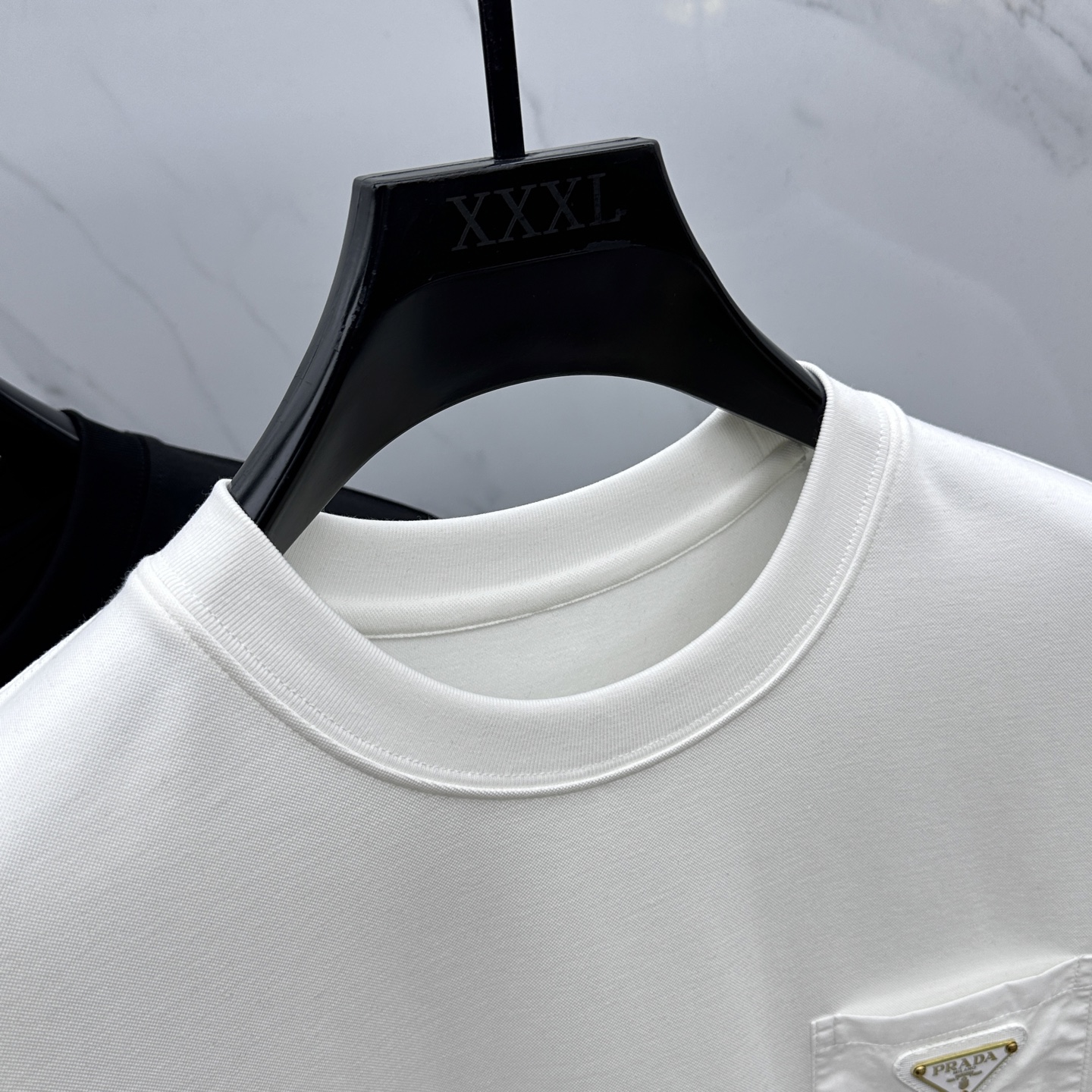 🆕Prada普拉达 2025SS秋季新款短袖打底T 恤，以当季色调传递典雅韵味，成就日常搭配佳选。胸前l