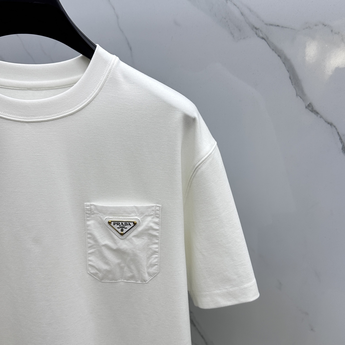 🆕Prada普拉达 2025SS秋季新款短袖打底T 恤，以当季色调传递典雅韵味，成就日常搭配佳选。胸前l