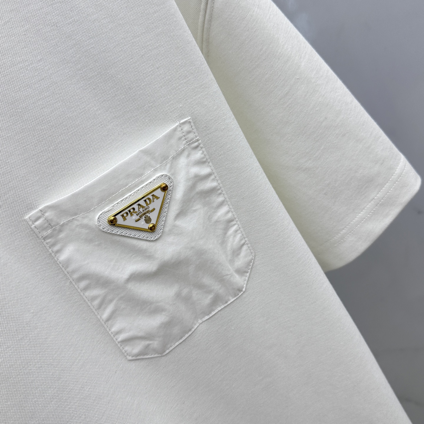 🆕Prada普拉达 2025SS秋季新款短袖打底T 恤，以当季色调传递典雅韵味，成就日常搭配佳选。胸前l