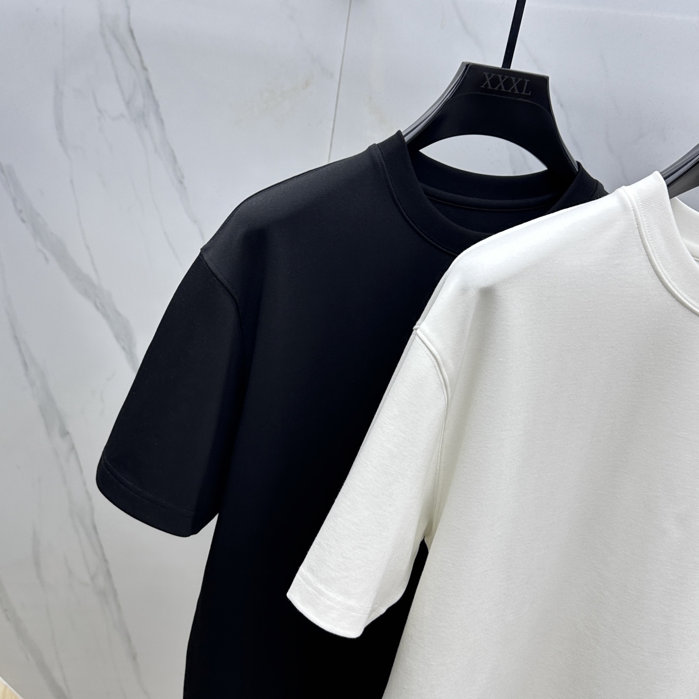 🆕Prada普拉达 2025SS秋季新款短袖打底T 恤，以当季色调传递典雅韵味，成就日常搭配佳选。胸前l