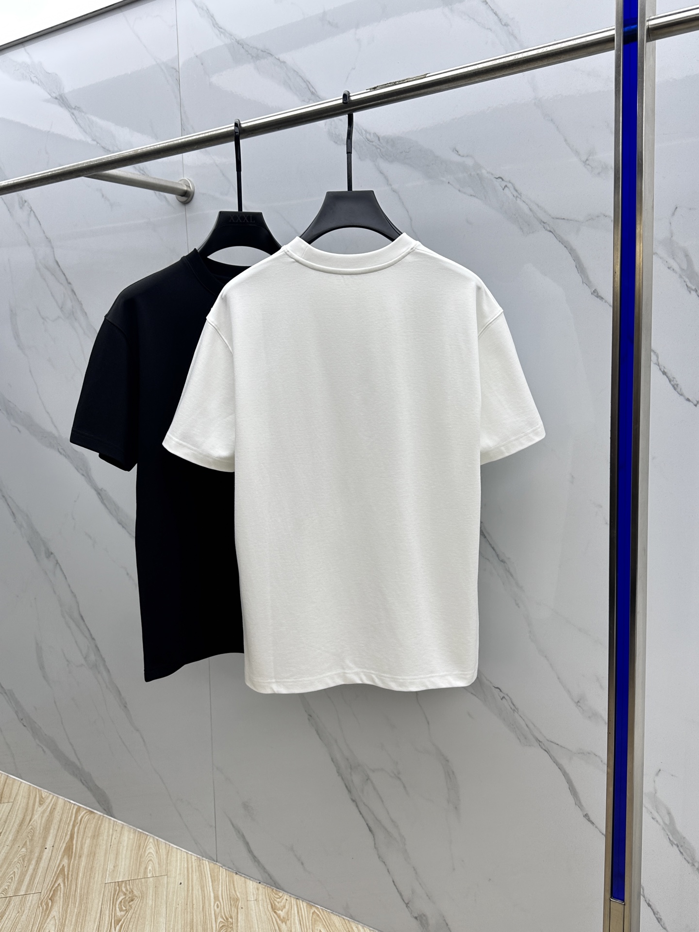 🆕Prada普拉达 2025SS秋季新款短袖打底T 恤，以当季色调传递典雅韵味，成就日常搭配佳选。胸前l