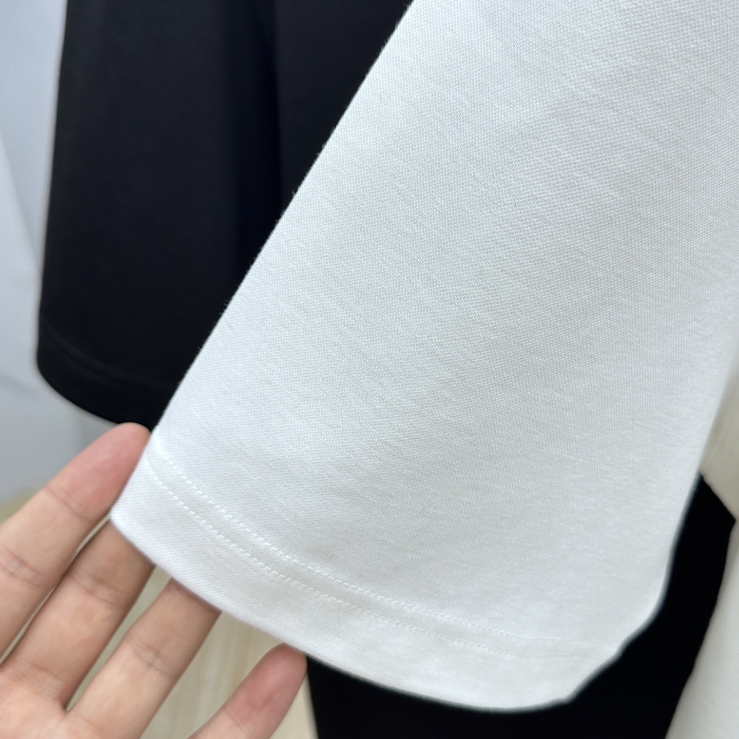 🆕Prada普拉达 2025SS秋季新款短袖打底T 恤，以当季色调传递典雅韵味，成就日常搭配佳选。胸前l