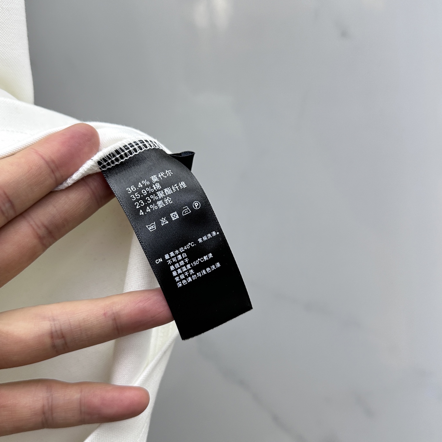 🆕Prada普拉达 2025SS秋季新款短袖打底T 恤，以当季色调传递典雅韵味，成就日常搭配佳选。胸前l