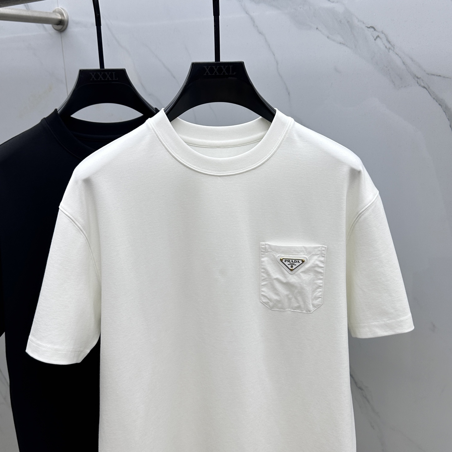 🆕Prada普拉达 2025SS秋季新款短袖打底T 恤，以当季色调传递典雅韵味，成就日常搭配佳选。胸前l