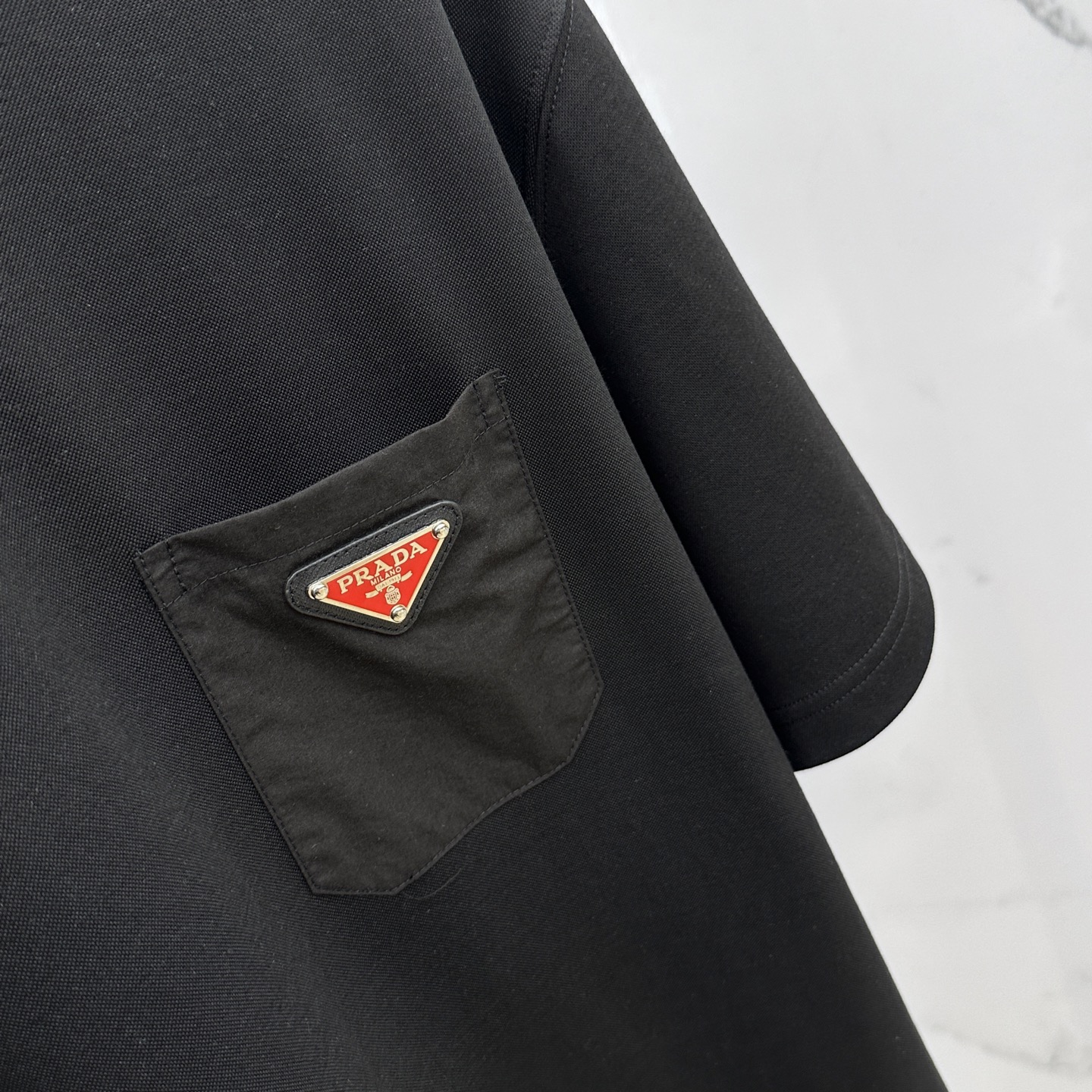 🆕Prada普拉达 2025SS秋季新款短袖打底T 恤，以当季色调传递典雅韵味，成就日常搭配佳选。胸前l