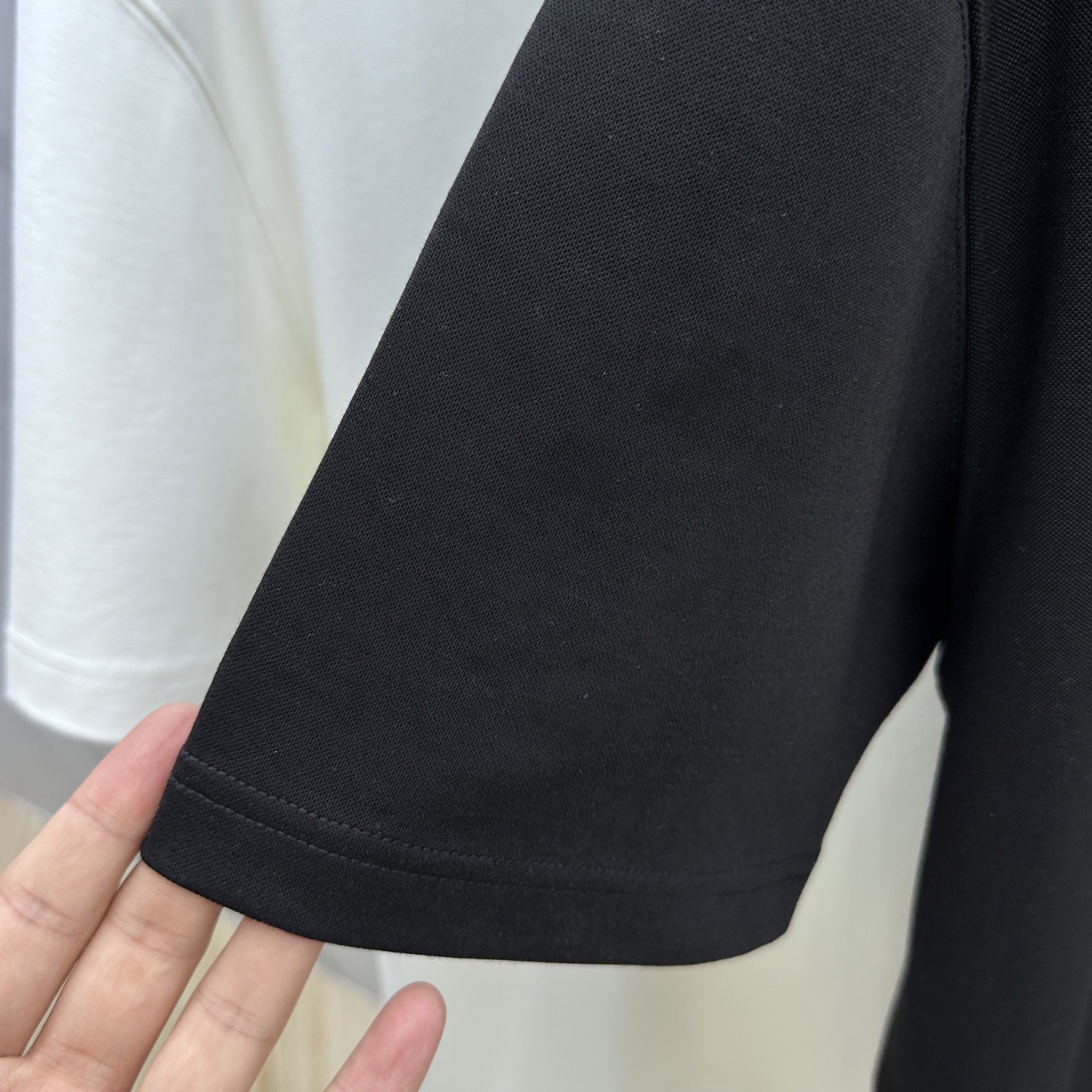 🆕Prada普拉达 2025SS秋季新款短袖打底T 恤，以当季色调传递典雅韵味，成就日常搭配佳选。胸前l