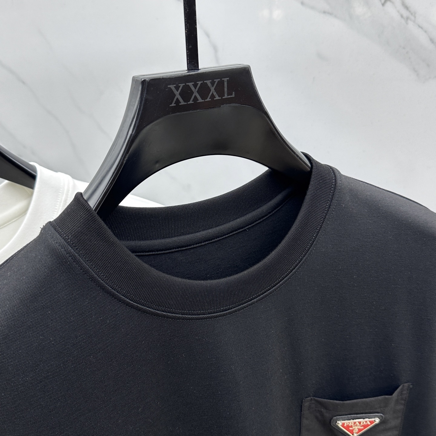 🆕Prada普拉达 2025SS秋季新款短袖打底T 恤，以当季色调传递典雅韵味，成就日常搭配佳选。胸前l