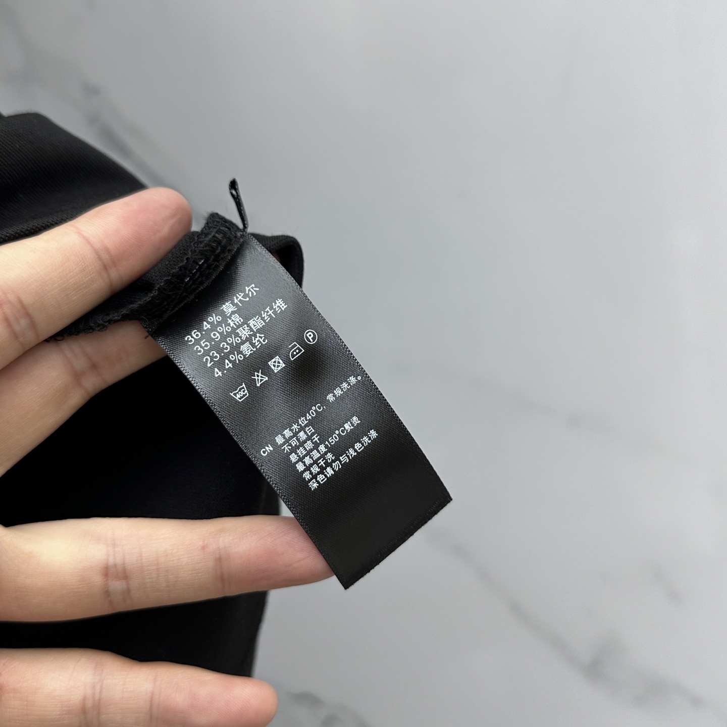 🆕Prada普拉达 2025SS秋季新款短袖打底T 恤，以当季色调传递典雅韵味，成就日常搭配佳选。胸前l