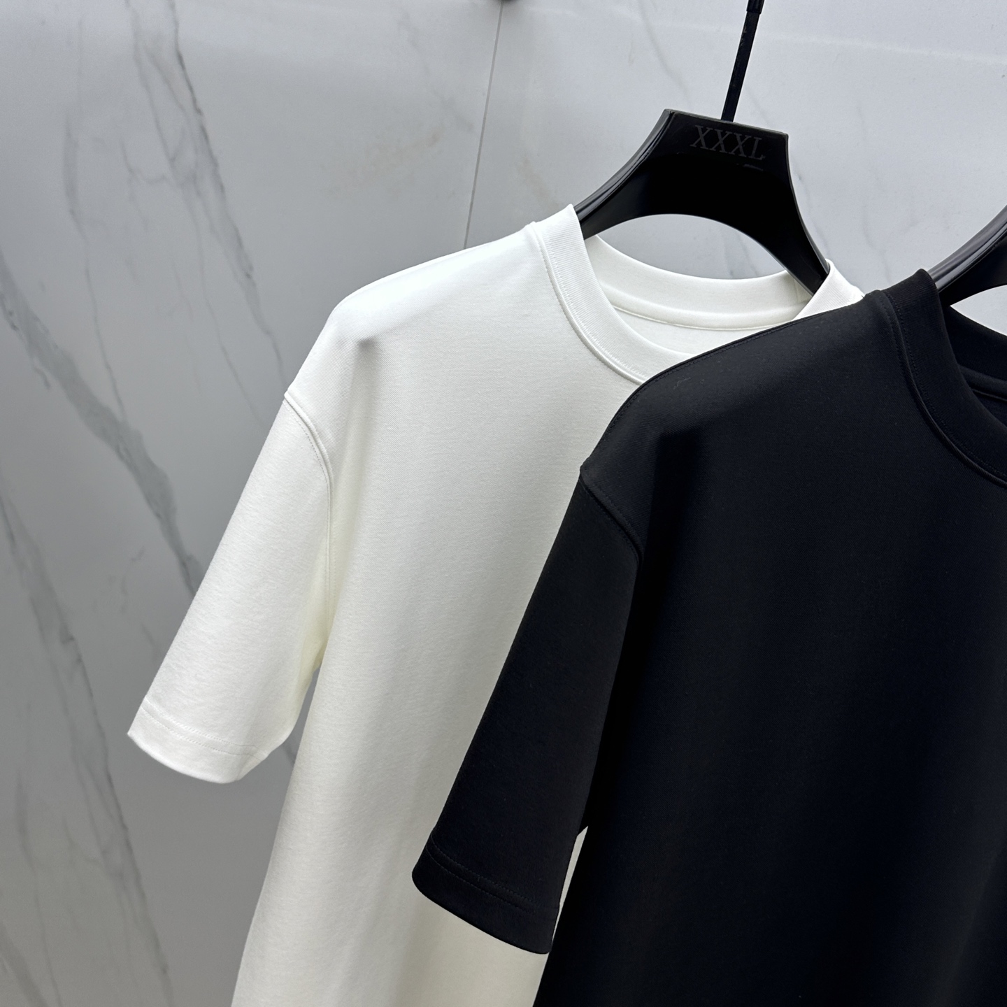 🆕Prada普拉达 2025SS秋季新款短袖打底T 恤，以当季色调传递典雅韵味，成就日常搭配佳选。胸前l