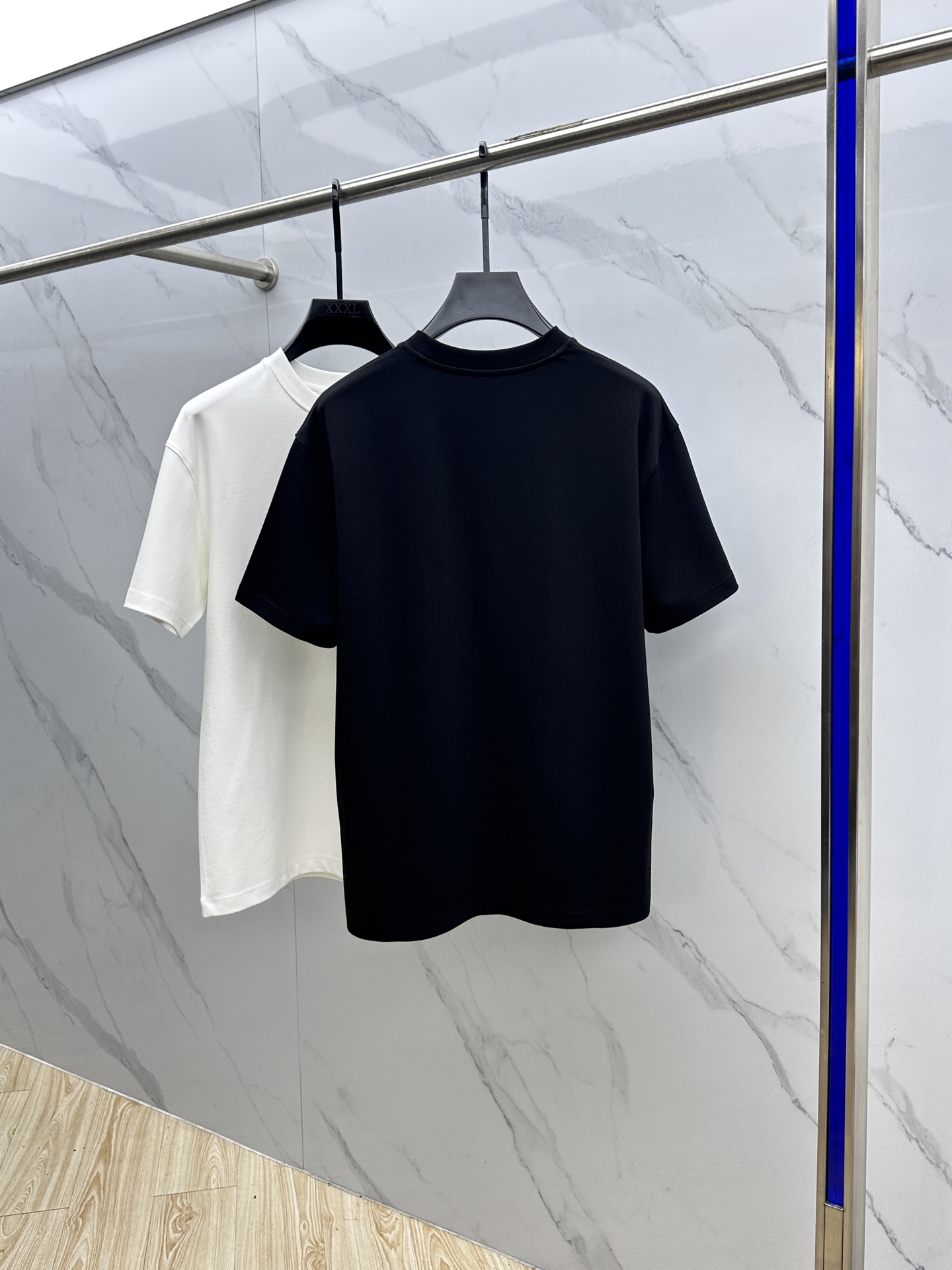 🆕Prada普拉达 2025SS秋季新款短袖打底T 恤，以当季色调传递典雅韵味，成就日常搭配佳选。胸前l