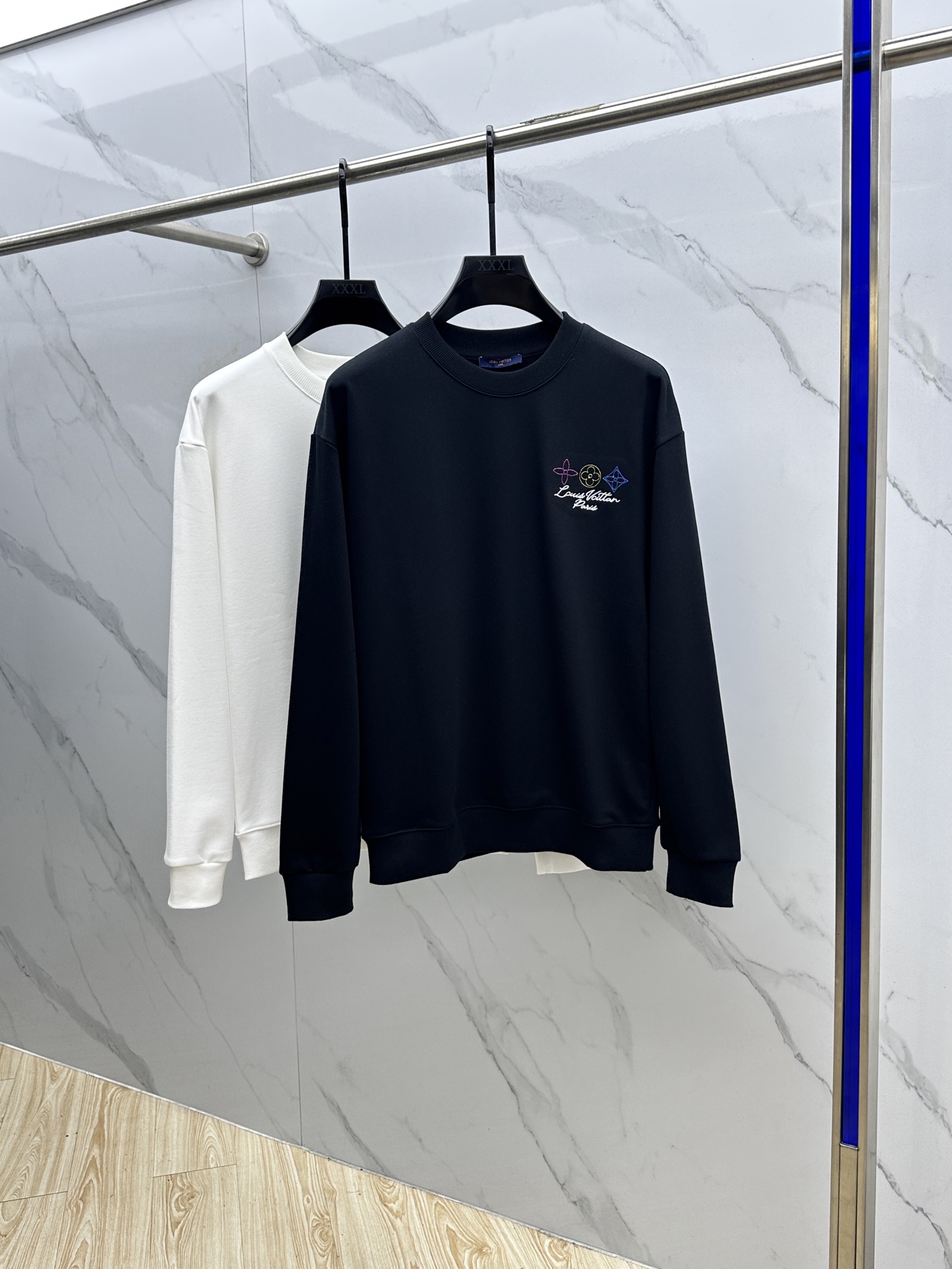 NO:547274,1V* Louis Vuitton 2025Ss autumn and winter new sweatshirt, exquisite craftsmanship round neck style, special pure cotton 400g fabric upgraded washing large terry loops, soft and close-fitting technology fabric, customized original thread, extremely high grade, exquisite craftsmanship, handsome upper body, full three standards Hei Size S- XL,,louis vuitton,hoodie,sweatshirts,alexander wang198609091V*路易威登 2025Ss秋冬新款卫衣,精美工艺圆领款,特制纯棉400克面料升级水洗大毛圈、柔软贴身科技面料,定制原版螺纹,档次极高,工艺精湛,上身帅到爆,三标齐全hei 尺码S- XL,,louis vuitton,hoodie,sweatshirts,alexander wang,Men's clothing