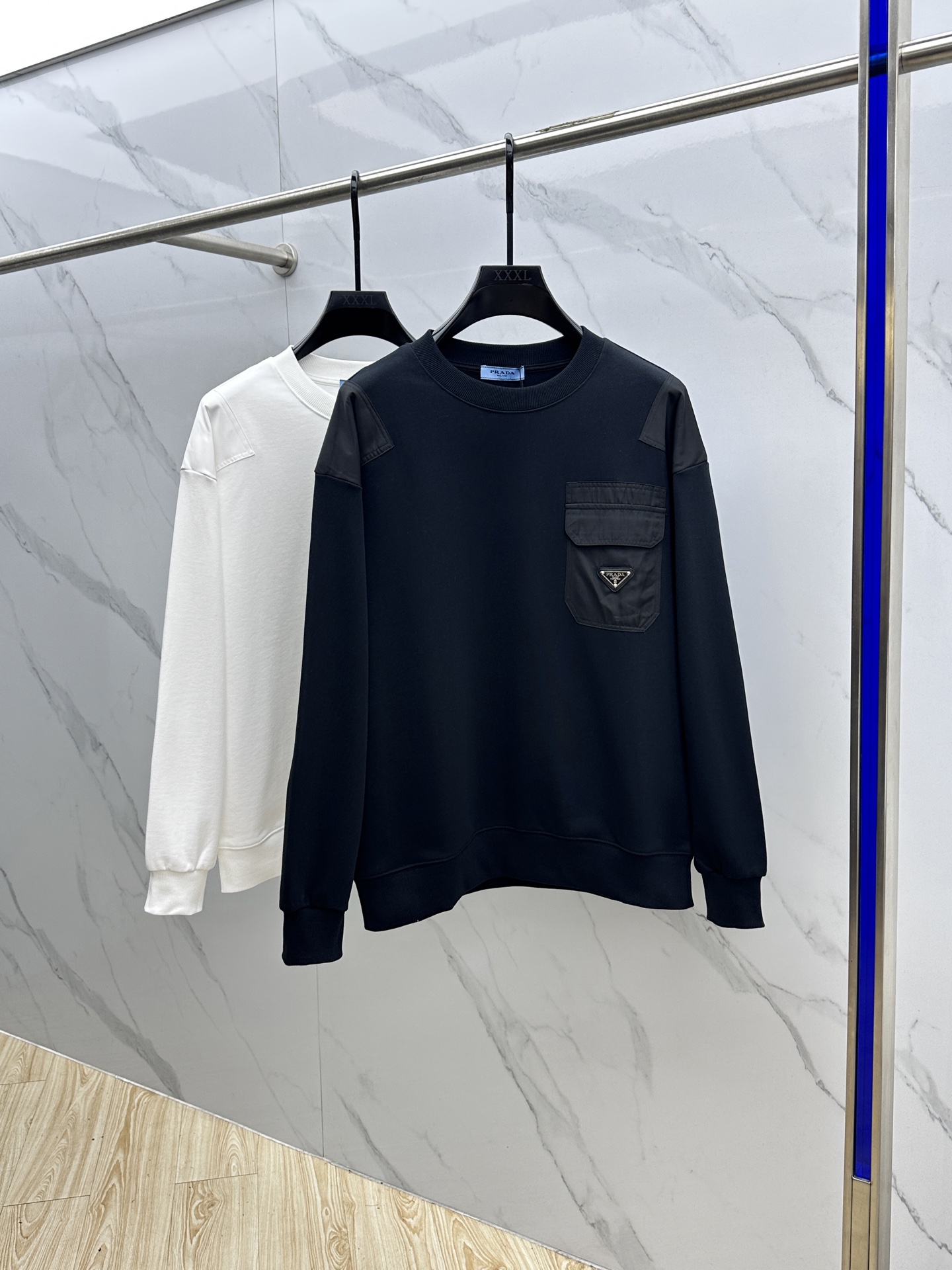 NO:547280,Prada 2025Ss autumn and winter new sweatshirt, exquisite craft round neck style, special pure cotton 400g fabric upgraded washing large terry ring, soft and close-fitting technology fabric, nylon splicing, customized original thread, extremely high grade, exquisite craftsmanship, handsome upper body, full three-standard size S- XL,,prada,prada,hoodie,sweatshirts,alexander wang19860909Prada普拉达 2025Ss秋冬新款卫衣,精美工艺圆领款,特制纯棉400克面料升级水洗大毛圈、柔软贴身科技面料,尼龙拼接,定制原版螺纹,档次极高,工艺精湛,上身帅到爆,三标齐全hei 尺码S- XL,,prada,prada,hoodie,sweatshirts,alexander wang,Men's clothing