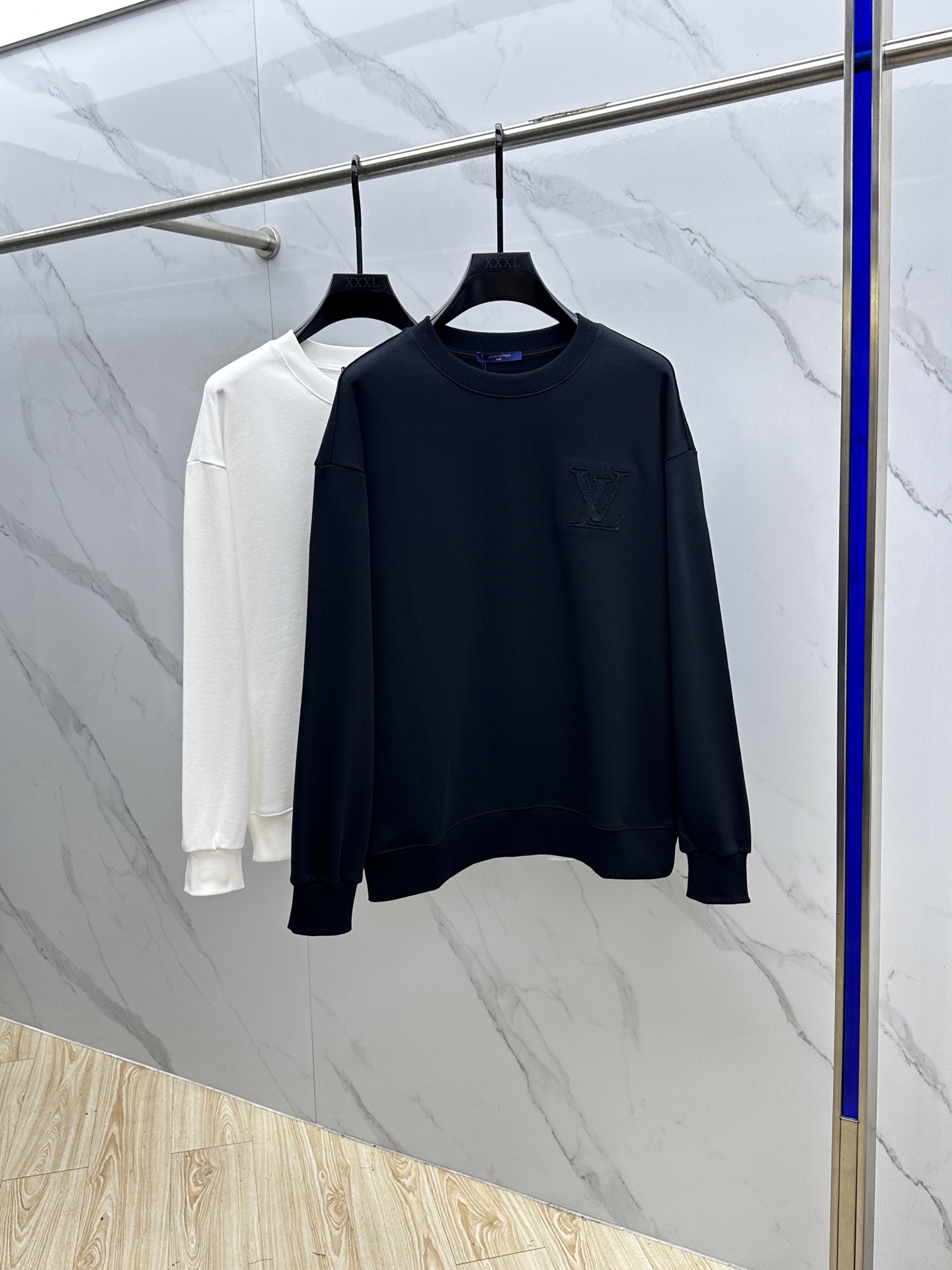 NO:550463,1V* Louis Vuitton 2025Ss autumn and winter new sweatshirt, exquisite craftsmanship round neck style, special pure cotton 400g fabric upgraded washing large terry loops, soft and close-fitting technology fabric, customized original thread, extremely high grade, exquisite craftsmanship, handsome upper body, full three standards Hei Size S- XL,,louis vuitton,hoodie,sweatshirts,alexander wang198609091V*路易威登 2025Ss秋冬新款卫衣,精美工艺圆领款,特制纯棉400克面料升级水洗大毛圈、柔软贴身科技面料,定制原版螺纹,档次极高,工艺精湛,上身帅到爆,三标齐全hei 尺码S- XL,,louis vuitton,hoodie,sweatshirts,alexander wang,Men's clothing