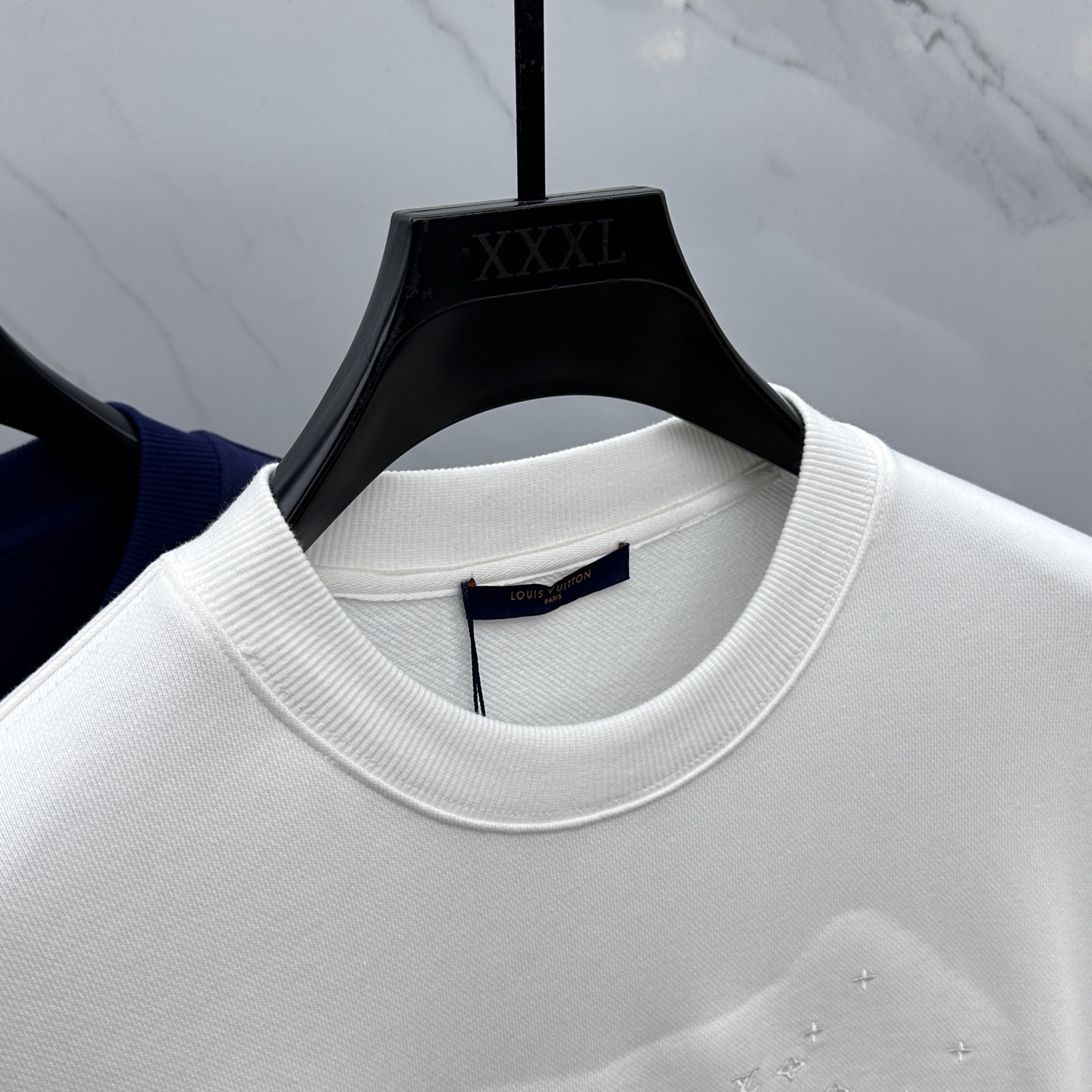 🆕1V*路易威登 25ssPharrell合作刺绣罗纹领新款卫衣 上绣有 Pharrell Willia