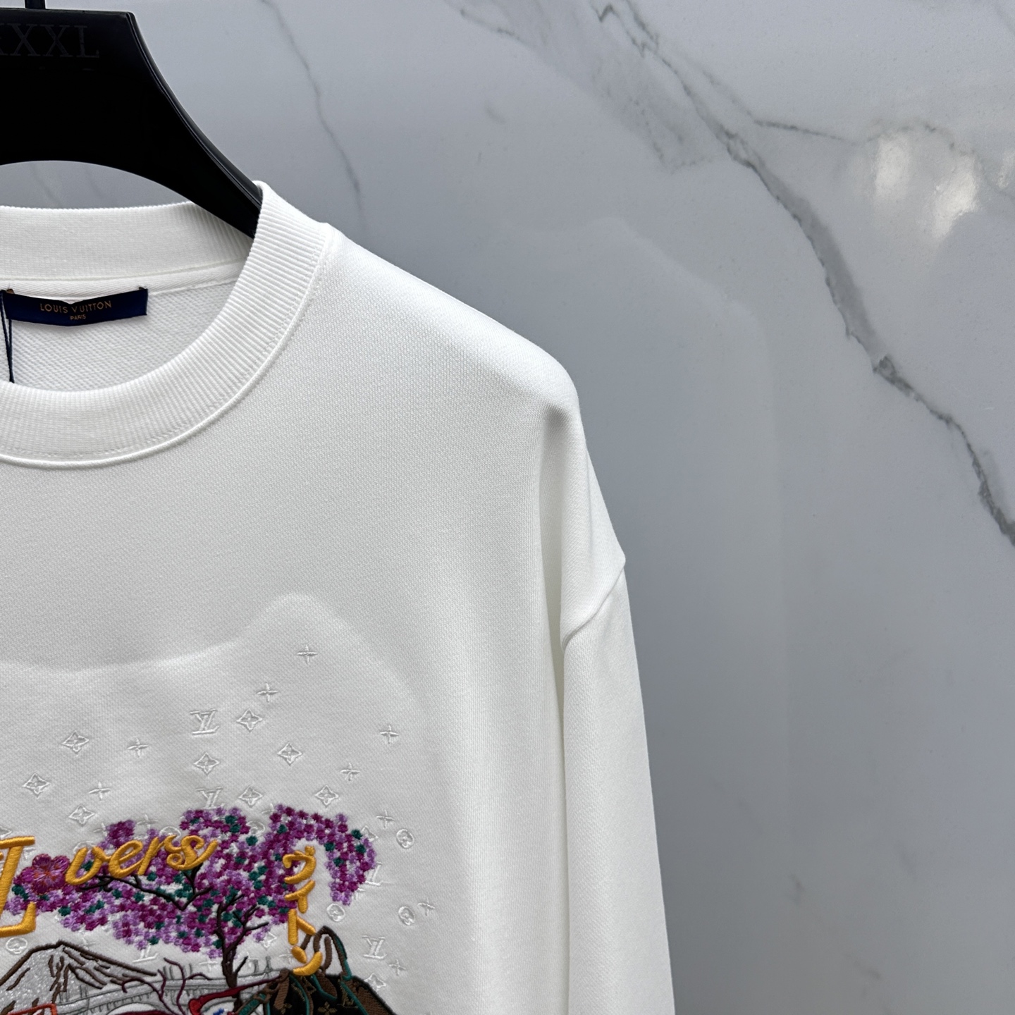 🆕1V*路易威登 25ssPharrell合作刺绣罗纹领新款卫衣 上绣有 Pharrell Willia