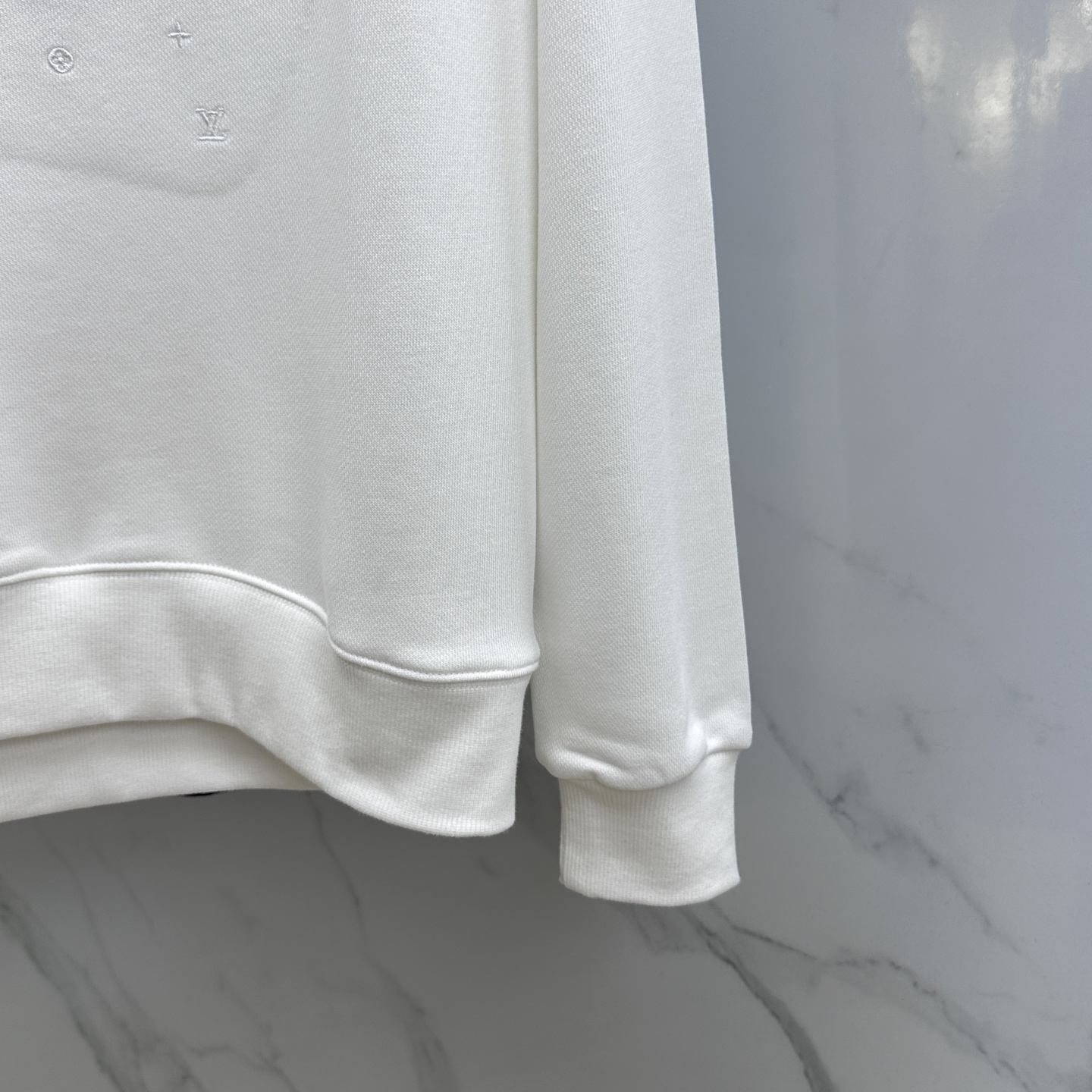 🆕1V*路易威登 25ssPharrell合作刺绣罗纹领新款卫衣 上绣有 Pharrell Willia