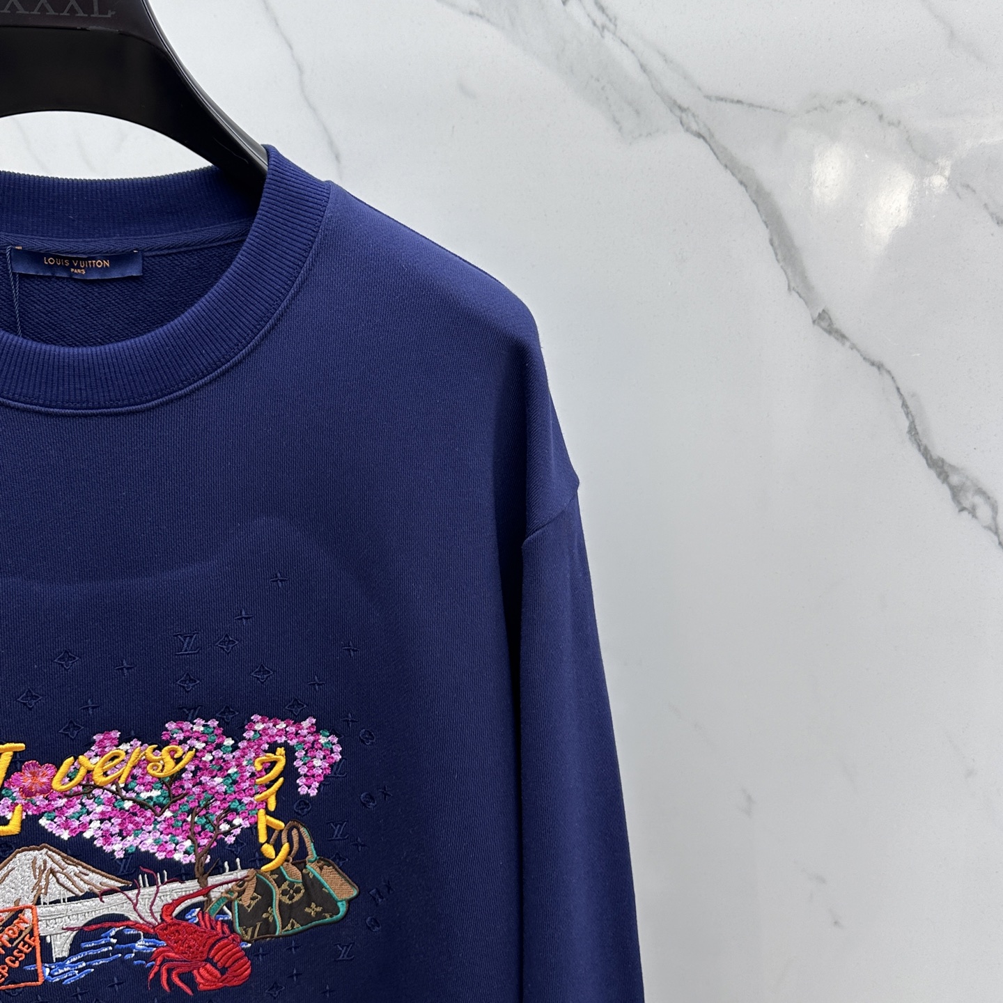 🆕1V*路易威登 25ssPharrell合作刺绣罗纹领新款卫衣 上绣有 Pharrell Willia