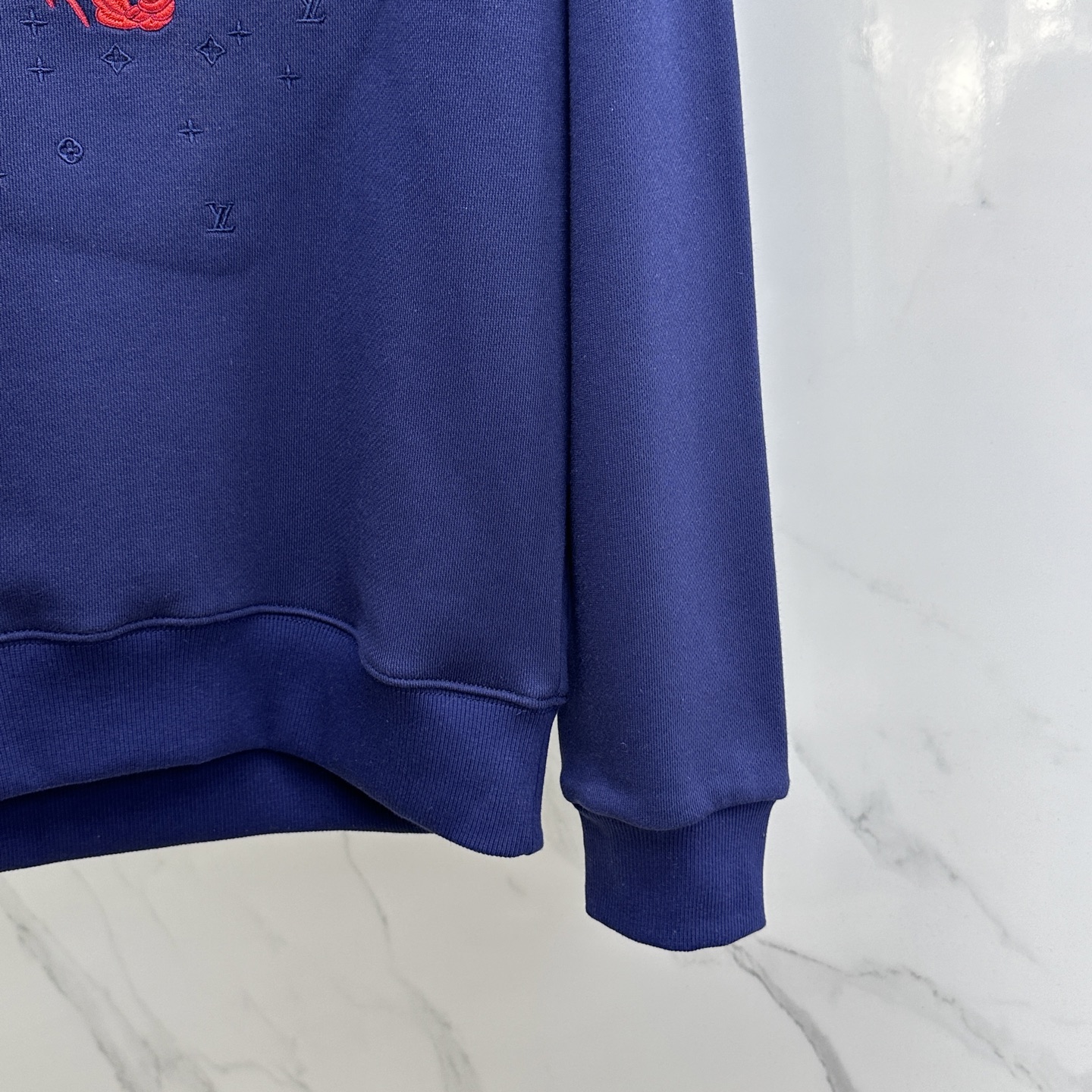 🆕1V*路易威登 25ssPharrell合作刺绣罗纹领新款卫衣 上绣有 Pharrell Willia