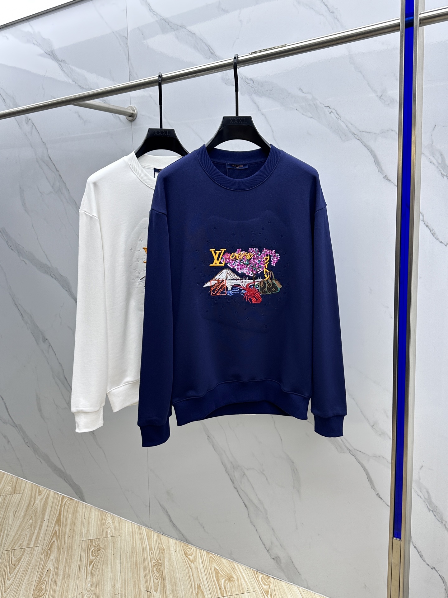 NO:550465,1V* Louis Vuitton 25ssPharrell collaborative embroidery new sweatshirt with Pharrell Williams and Nigo's Autumn and Winter Series embroidery. The vivid landscape presented by different stitching methods combines Japanese creative cultural traditions with brand logos. Finally, the background of the clothes is embroidered with the iconic Monogram pattern of the same color, presenting a unique texture. Hei size S-XL,,louis vuitton,hoodie,sweatshirts,alexander wang198609091V*路易威登 25ssPharrell合作刺绣罗纹领新款卫衣 上绣有 Pharrell Williams 与 Nigo 合作的2025秋冬系列刺绣.通过不同的缝合方式呈现的生动景观,将日本创意文化传统与品牌标志相结合.最后,衣服的背景上绣有标志性的同色系 Monogram 图案,呈现出独一无二的质感.hei 尺码S-XL,,louis vuitton,hoodie,sweatshirts,alexander wang,Men's clothing