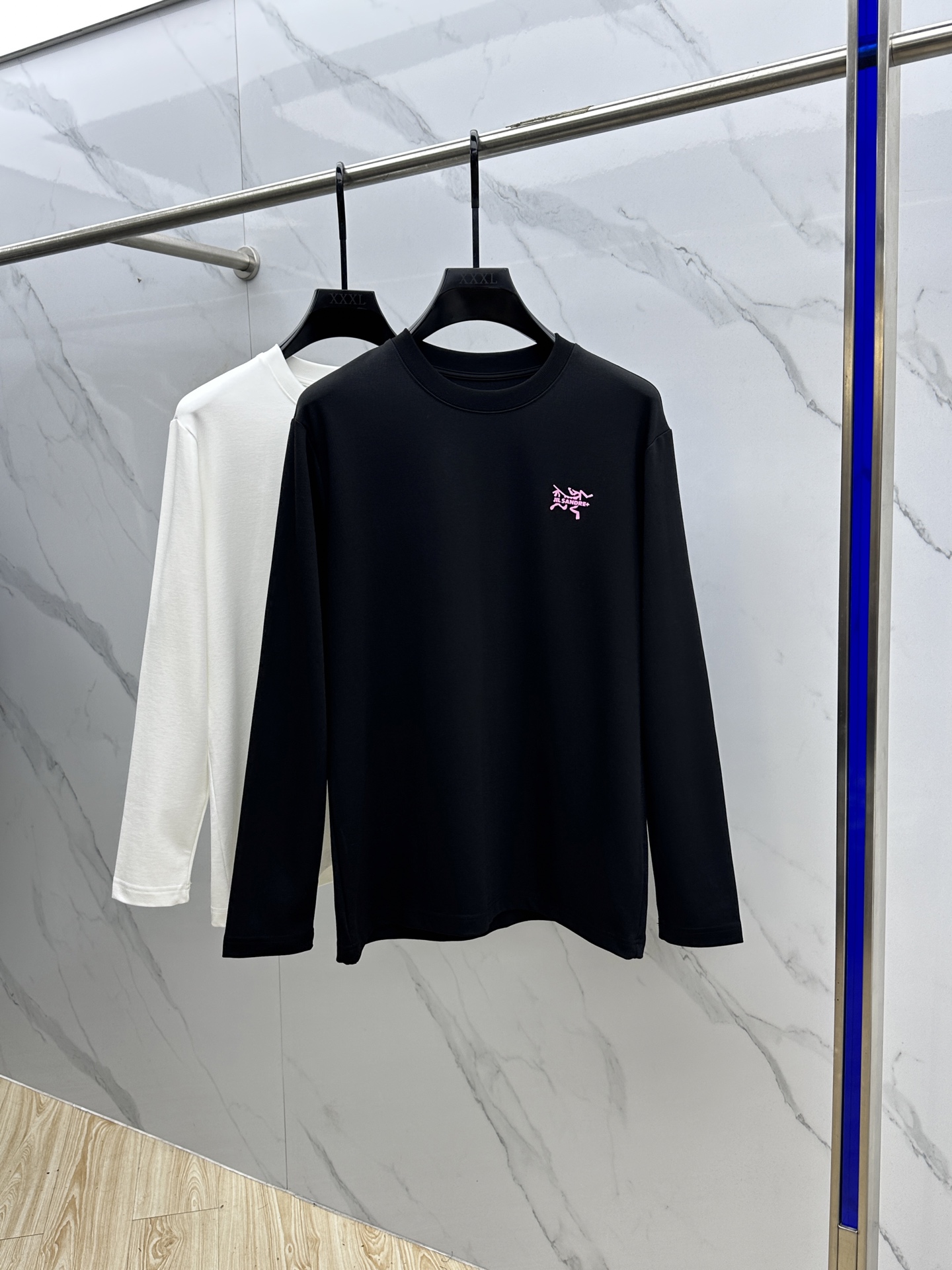 NO:570035,ARCTERYX Arc'teryx 2025SS new autumn men's round neck long-sleeved T-shirt, which conveys elegant charm with seasonal colors, making it a good choice for daily matching. The logo on the chest implicitly marks the brand identity, and the letter three-dimensional printing technology is fine in workmanship, fashionable and elegant, and comfortable to the skin. It has three standards xh. Sizes M-3XL, arc'teryx, alexander wang19860909ARCTERYX始祖鸟 2025SS秋季新款男士圆领长袖 T 恤,以当季色调传递典雅韵味,成就日常搭配佳选.胸前logo标识含蓄标注品牌身份,字母立体印花工艺、做工精细、时尚大气、贴肤舒适,三标齐全xh 尺码M-3XL,arc'teryx,alexander wang,Men's clothing