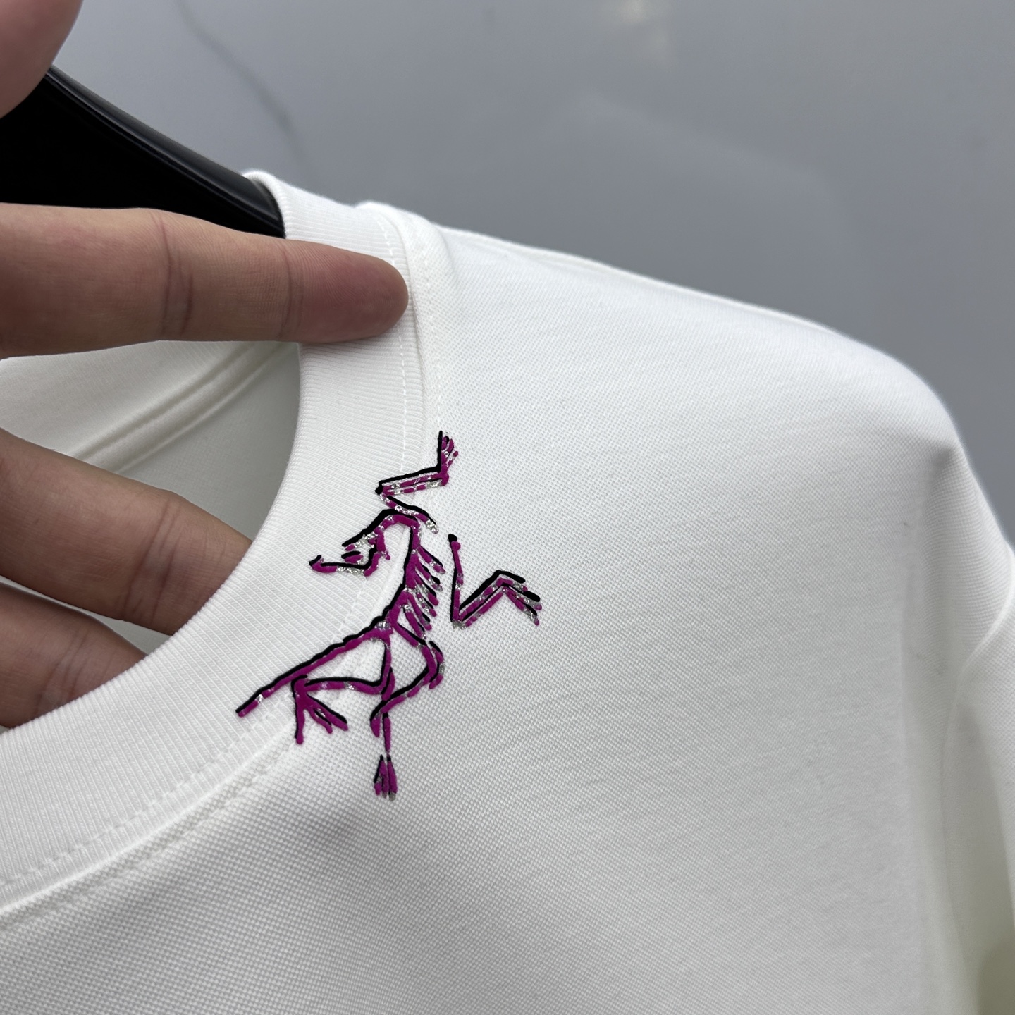 🆕ARCTERYX始祖鸟 2025SS秋季新款男士圆领长袖 T 恤，以当季色调传递典雅韵味，成就日常搭配