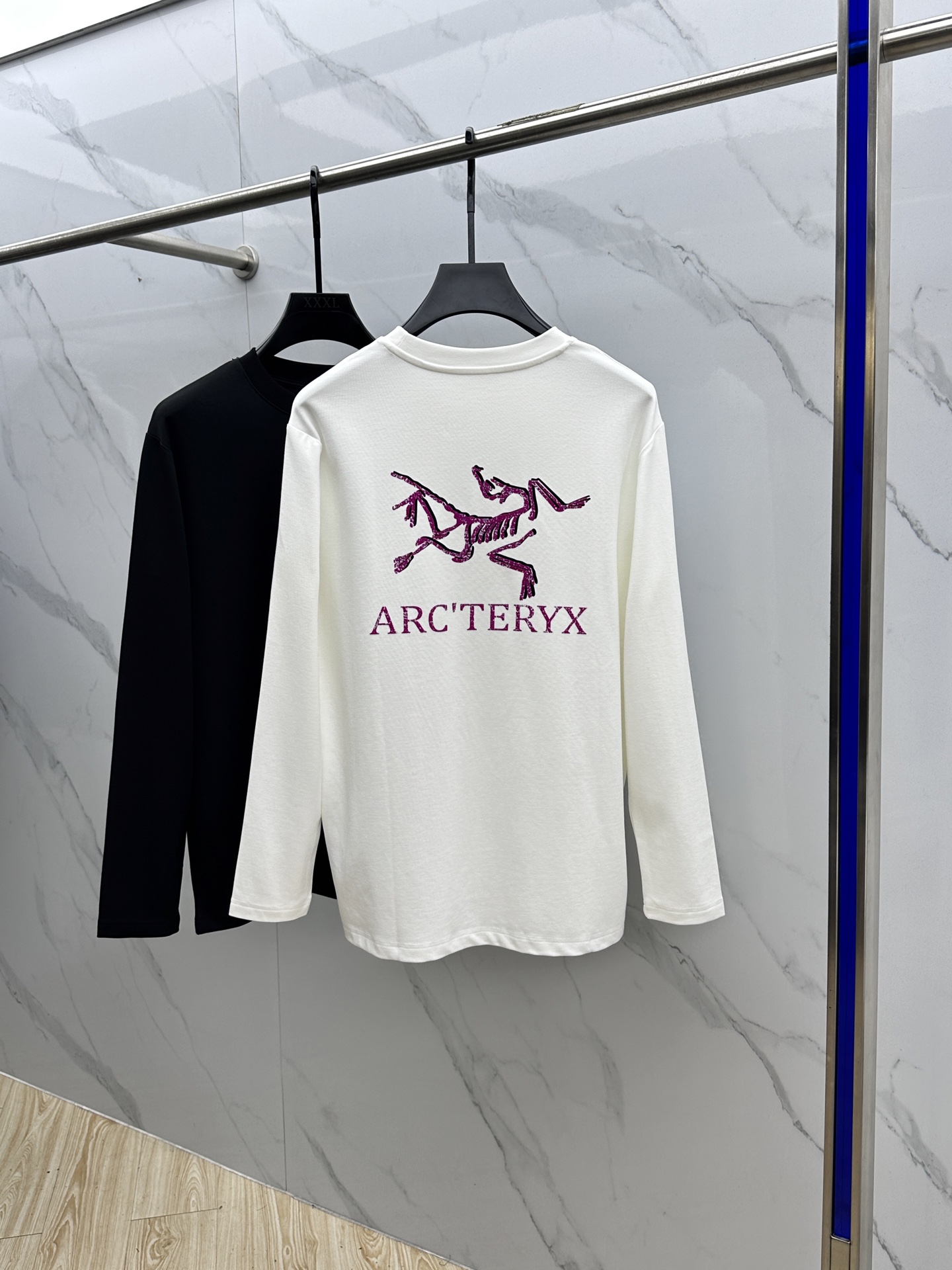 🆕ARCTERYX始祖鸟 2025SS秋季新款男士圆领长袖 T 恤，以当季色调传递典雅韵味，成就日常搭配