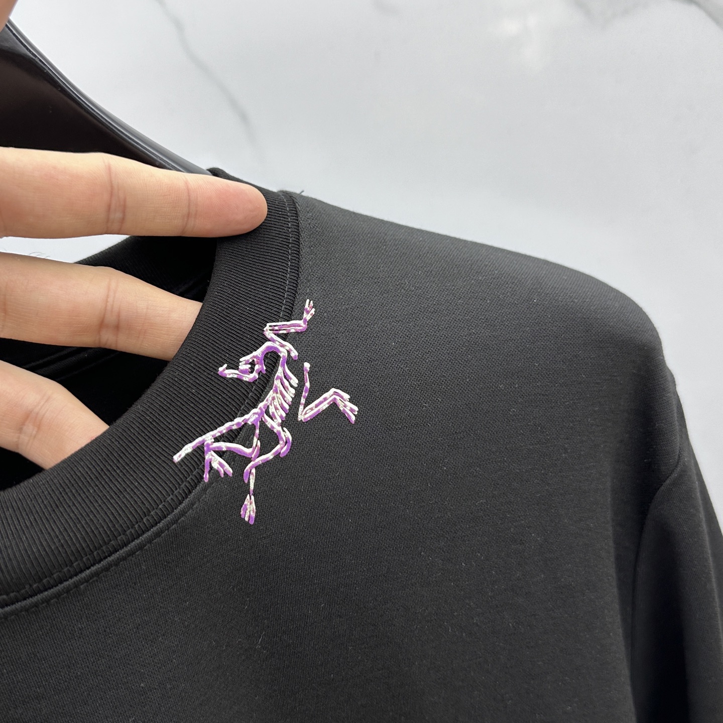 🆕ARCTERYX始祖鸟 2025SS秋季新款男士圆领长袖 T 恤，以当季色调传递典雅韵味，成就日常搭配