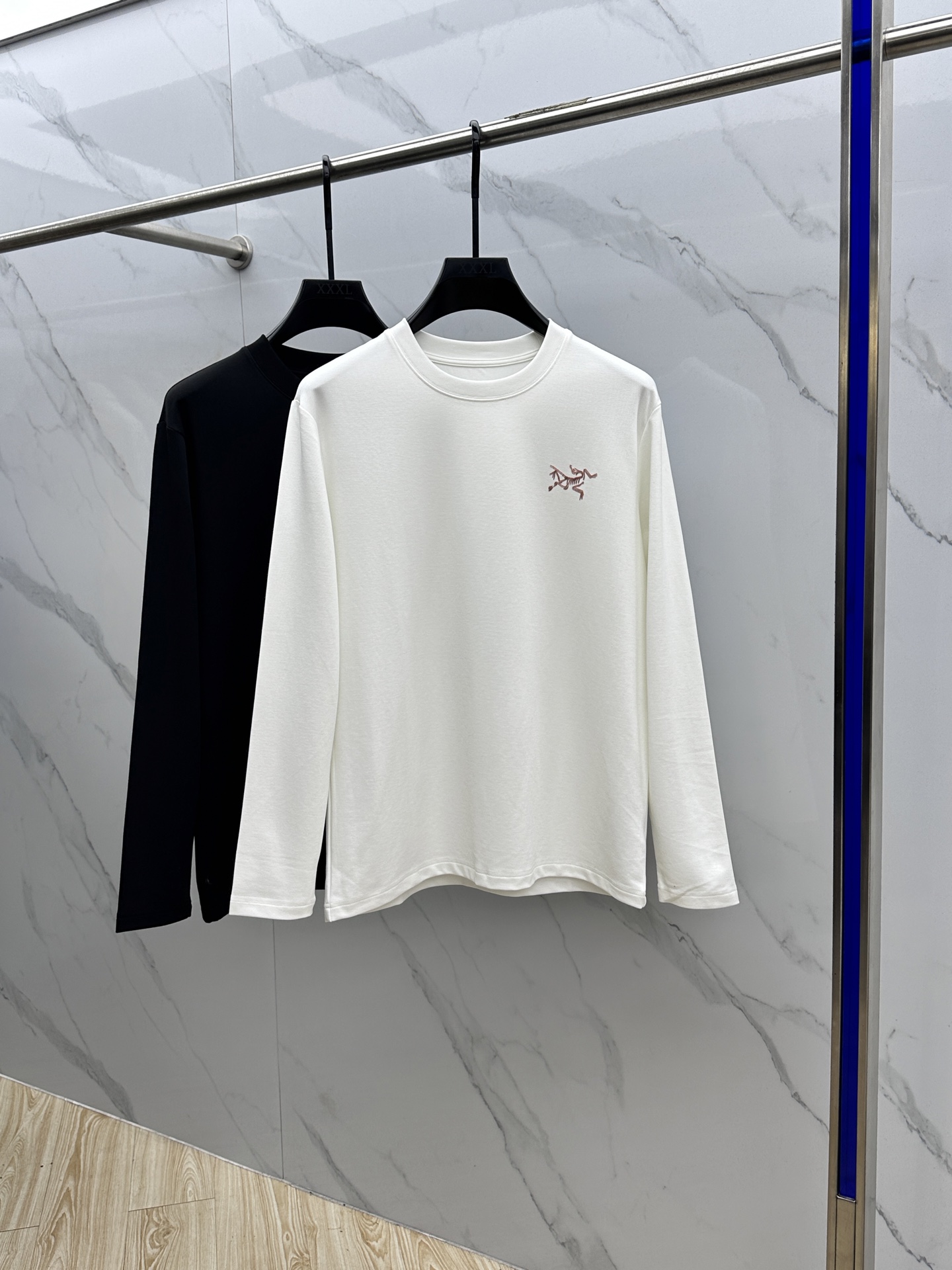 🆕ARCTERYX始祖鸟 2025SS秋季新款男士圆领长袖 T 恤，以当季色调传递典雅韵味，成就日常搭配