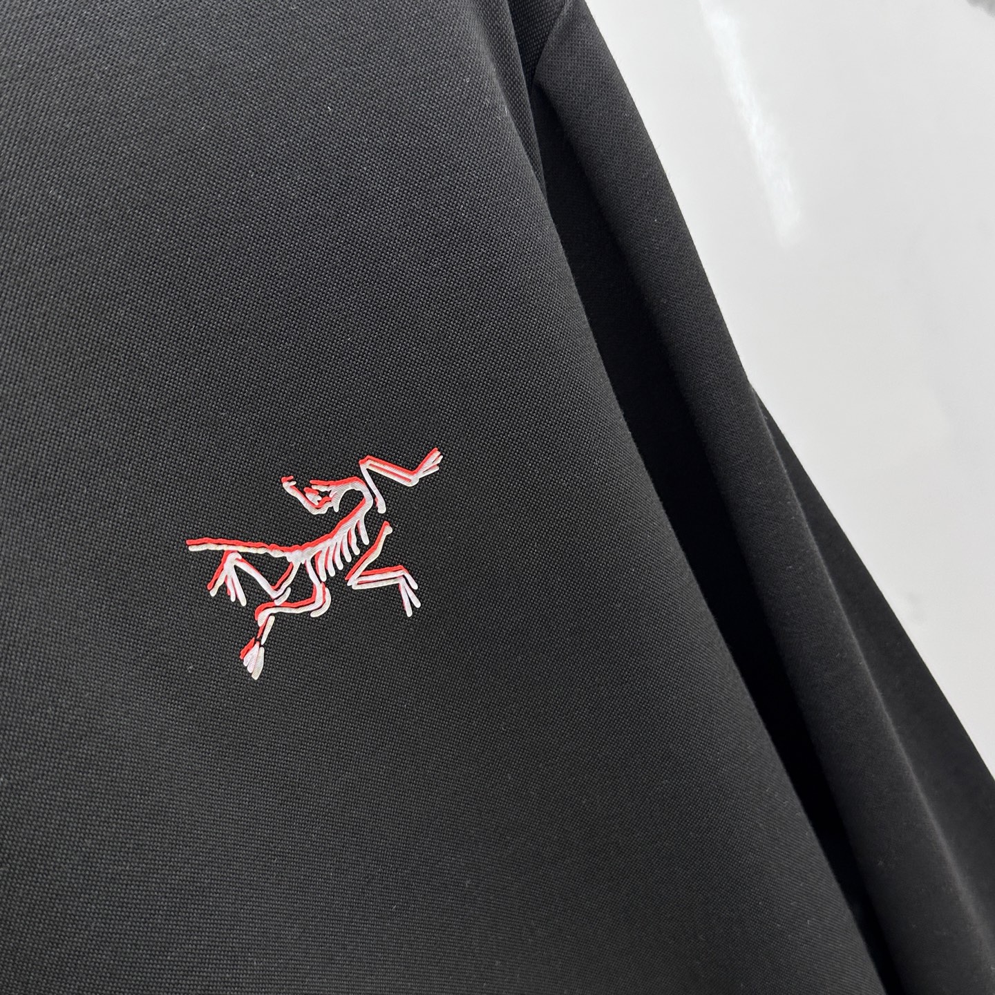 🆕ARCTERYX始祖鸟 2025SS秋季新款男士圆领长袖 T 恤，以当季色调传递典雅韵味，成就日常搭配