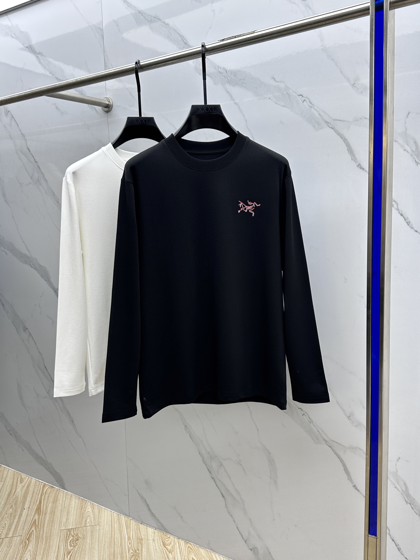 NO:530211,ARCTERYX Archaeopteryx 2025SS autumn new men's round neck long-sleeved T-shirt, conveying elegant charm with seasonal tones, making it a good choice for daily matching. The logo on the chest implicitly marks the brand identity, the letters are three-dimensional printing technology, fine workmanship, fashionable and atmospheric, and comfortable skin. The three-marks are complete xh size M-3XL, arc'teryx, alexander wang19860909ARCTERYX始祖鸟 2025SS秋季新款男士圆领长袖 T 恤,以当季色调传递典雅韵味,成就日常搭配佳选.胸前logo标识含蓄标注品牌身份,字母立体印花工艺、做工精细、时尚大气、贴肤舒适,三标齐全xh 尺码M-3XL,arc'teryx,alexander wang,Men's clothing