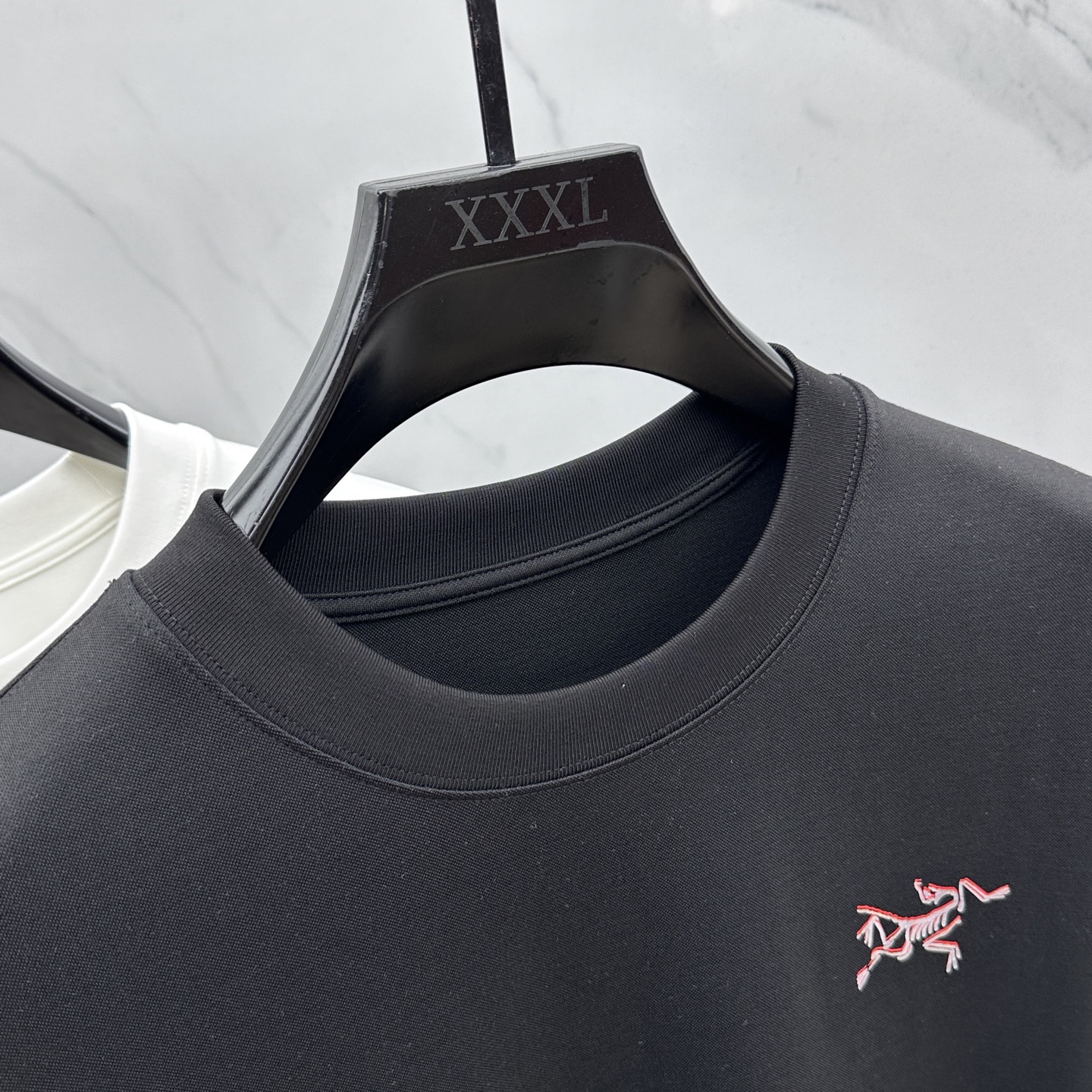 🆕ARCTERYX始祖鸟 2025SS秋季新款男士圆领长袖 T 恤，以当季色调传递典雅韵味，成就日常搭配