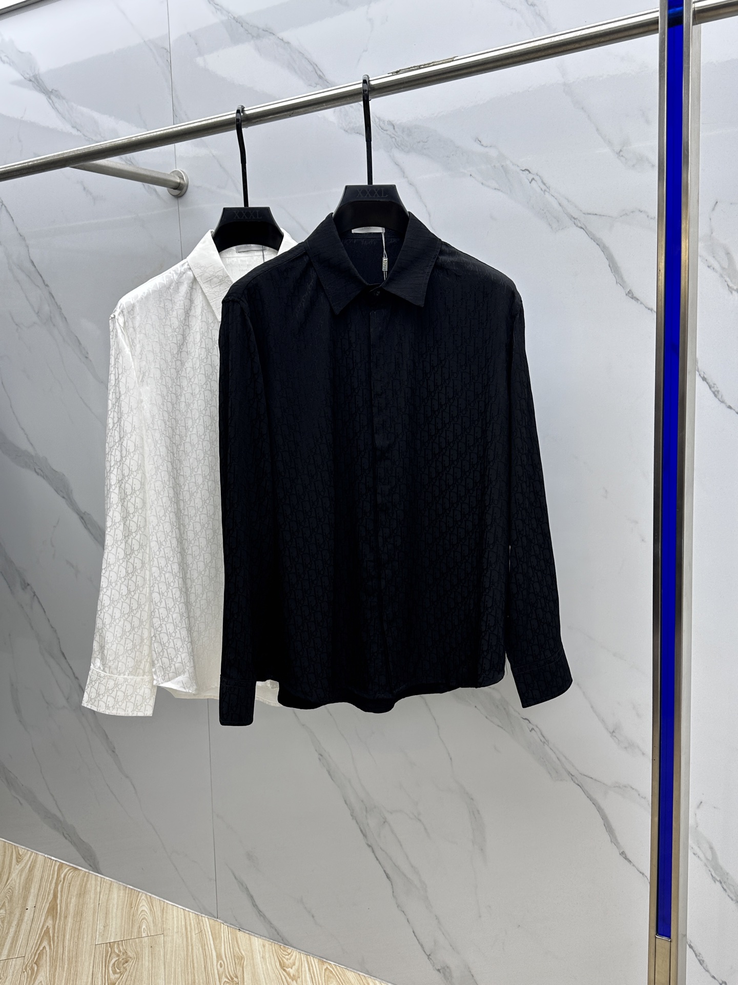 NO:523781,Dior 25ss early autumn new silk cotton lapel shirt, the same classic Oblique jacquard loose casual long-sleeved shirt!  The shirt is made of customized silk cotton fabric for customers, which is as light and elegant as a cloud, as if a breeze blows by, and it will dance with it!  The fabric not only has excellent texture, but also has skin-friendly and breathable characteristics. It is covered with the iconic Oblique jacquard pattern, like a mysterious rune, arranged in an orderly manner, as if telling a long history and unique brand culture!  Custom-made brand engraved mother-cup buckles are a model of exquisite details!  se Color: Black and white Size S-XL S Shoulder width 46 Bust 114 Clothes length 72 Sleeve length 61 M Shoulder width 47 Bust 118 Clothes length 74 Sleeve length 62 L Shoulder width 48 Bust 122 Clothes length 76 Sleeve length 63 XL Shoulder width 49 Bust 126 Clothes length 78 Sleeve length 64,,dior,dior,shirts,alexander wang19860909Dior迪奥 25ss早秋新款丝质全棉翻领衬衣,男女同款经典Oblique提花宽松休闲长袖衬衫！该衬衫采用客供定制丝质全棉面料,宛如云朵般轻盈飘逸,仿佛一阵微风拂过,它便会随之翩翩起舞！面料不仅拥有绝佳的质感,更有着亲肤透气的特性,通体布满了标志性的Oblique提花图案,犹如神秘的符文,错落有致地排列着,仿佛在诉说着悠久的历史和独特的品牌文化！定制品牌刻印母贝扣,更是细节考究的典范！se 颜色: 黑色白色 尺码S-XL S 肩宽46 胸围114 衣长72 袖长61 M 肩宽47 胸围118 衣长74 袖长62 L 肩宽48 胸围122 衣长76 袖长63 XL 肩宽49 胸围126 衣长78 袖长64,,dior,dior,shirts,alexander wang,Men's clothing