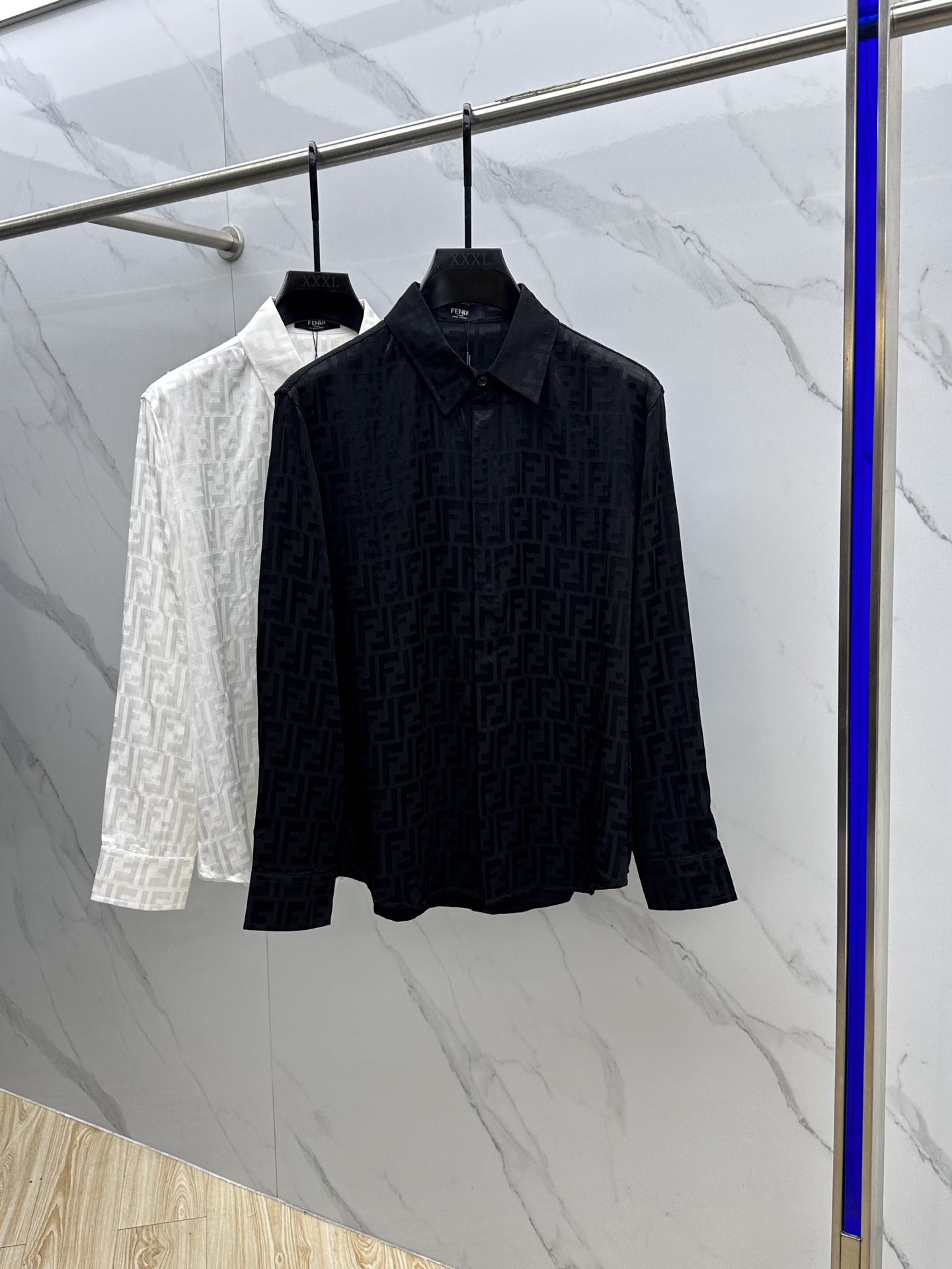 NO:523784,FENDI 25 new retro lapel jacquard dark pattern shirt Customized YB imported double F jacquard fabric The overall clean color is super high-end, comfortable and draped, and stylish, using tailoring and details to enhance the exquisiteness, low-key showing luxury tone, development of auxiliary materials, customized hardware, can be matched with the same series of outfits to enhance the charm, simple and high-end upper body, complete three standards, S-XL,,fendi,fendi,alexander wang19860909FENDI芬迪 25新款复古翻领提花暗纹衬衣 定制YB进口双F提花面料 整体净色超级高档 舒适垂感有型 利用剪裁和细节提升精致度 低调彰显奢华调性 面辅料开发 定制五金 可搭配同系列成套穿搭柔美气息提升魅力 上身简约高级 三标齐全se 码数S-XL,,fendi,fendi,alexander wang,Men's clothing