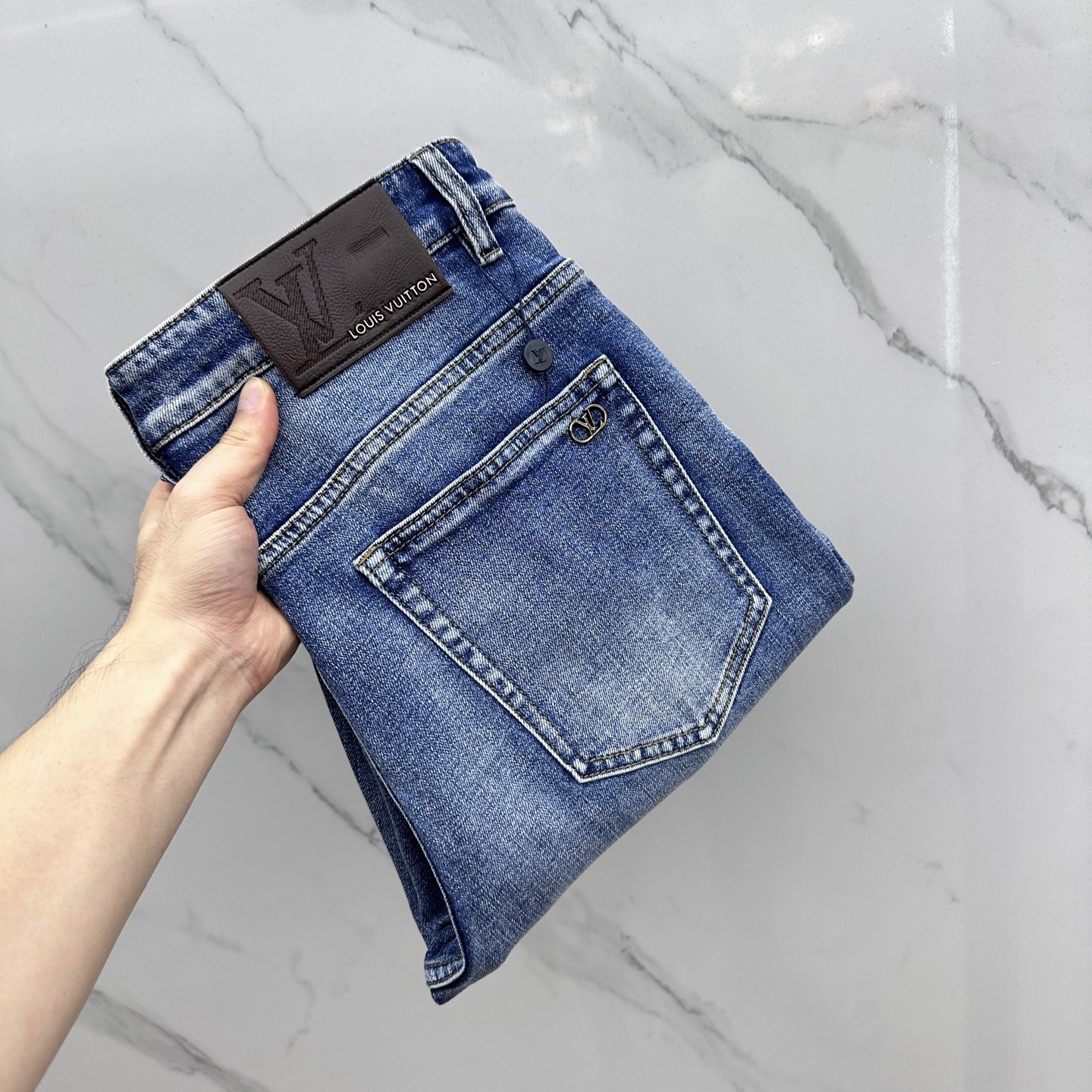 NO:523763,1V* Louis Vuitton, high-end customization, the latest jeans in early spring 2025, are available at the counter, original custom reproduction, customer-supplied hardware and accessories, original quality, imported fixed-color denim fabric, heavy industry washing, fine workmanship and excellent upper body!  Preferred single product A10 produced with 30-38 no 35. 37,,louis vuitton,jeans,alexander wang198609091V*路易威登 高端定制、2025早春最新款牛仔裤 柜台同步发售 原版定制复刻 客供五金辅料 原单品质 进口固色牛仔面料 重工洗水 做工走线精细 上身绝佳！优选单品 A10出品 码数30-38无35. 37,,louis vuitton,jeans,alexander wang,Men's clothing