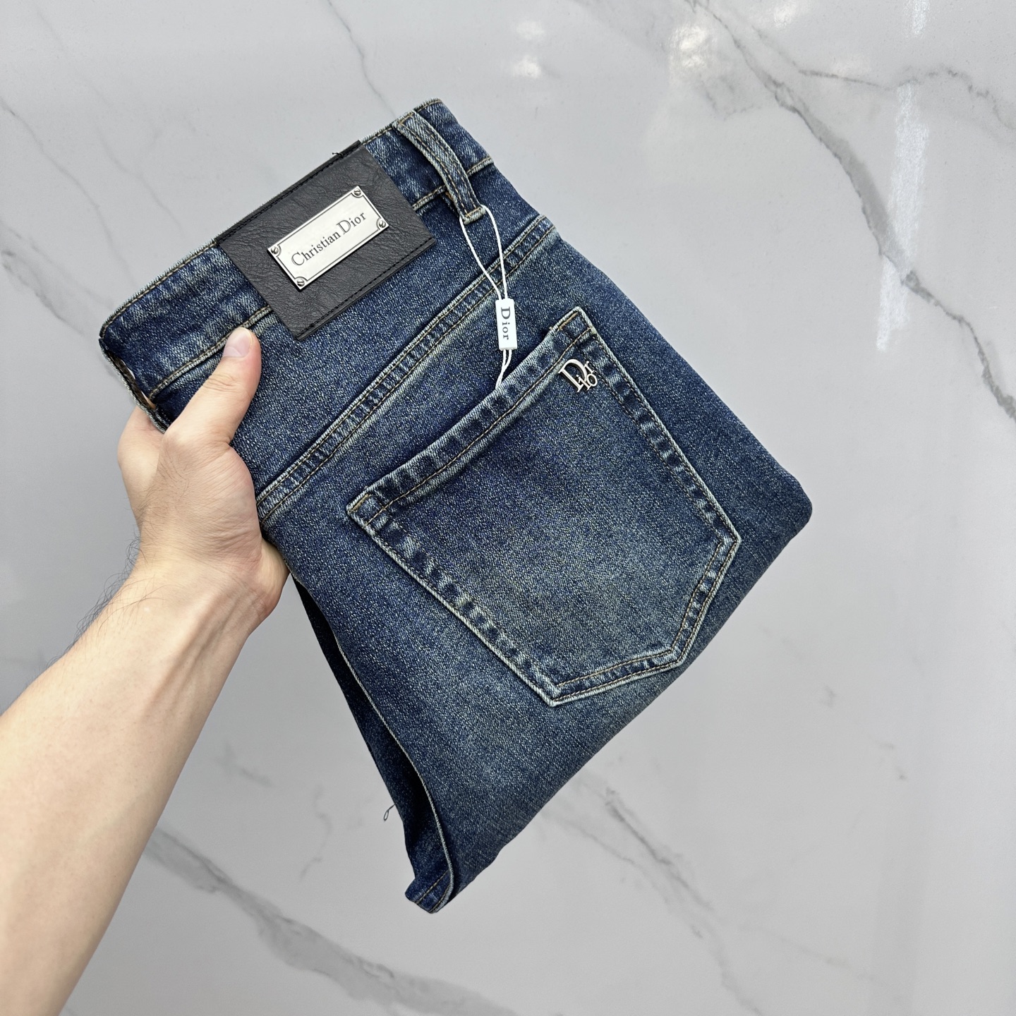 NO:523765,Dior high-end customization, the latest jeans in early spring 2025 are released simultaneously on the counter. Original customization reproduction. Customer-supplied hardware and accessories. Original quality. Imported fixed-color denim fabric. Heavy industry washing. Fine workmanship and excellent upper body!  Preferred single product A10 produced with 30-38 no 35. 37,,dior,dior,jeans,alexander wang19860909Dior迪奥 高端定制、2025早春最新款牛仔裤 柜台同步发售 原版定制复刻 客供五金辅料 原单品质 进口固色牛仔面料 重工洗水 做工走线精细 上身绝佳！优选单品 A10出品 码数30-38无35. 37,,dior,dior,jeans,alexander wang,Men's clothing