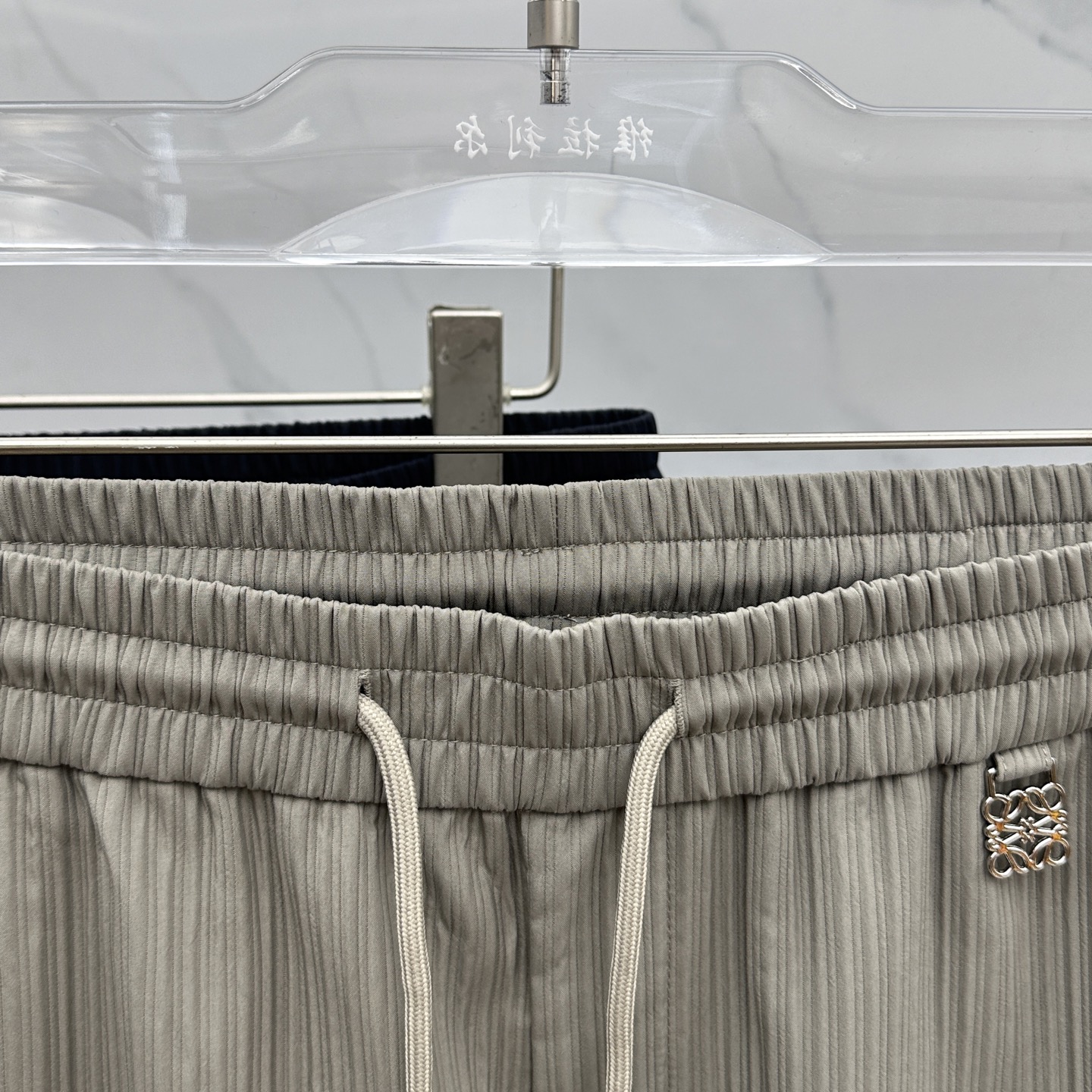 🆕Loewe罗意威 25ss早秋新款竖条纹抽绳休闲裤，该款休闲裤采用客供定制竖条纹肌理面料，质地轻薄得仿