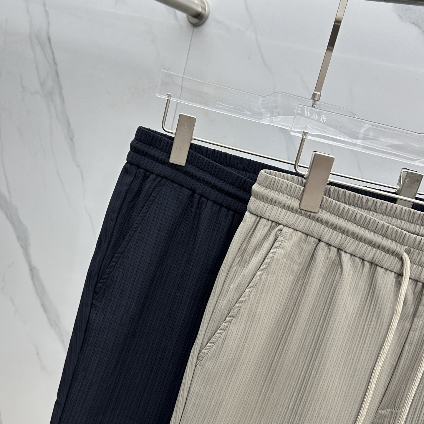 🆕Loewe罗意威 25ss早秋新款竖条纹抽绳休闲裤，该款休闲裤采用客供定制竖条纹肌理面料，质地轻薄得仿