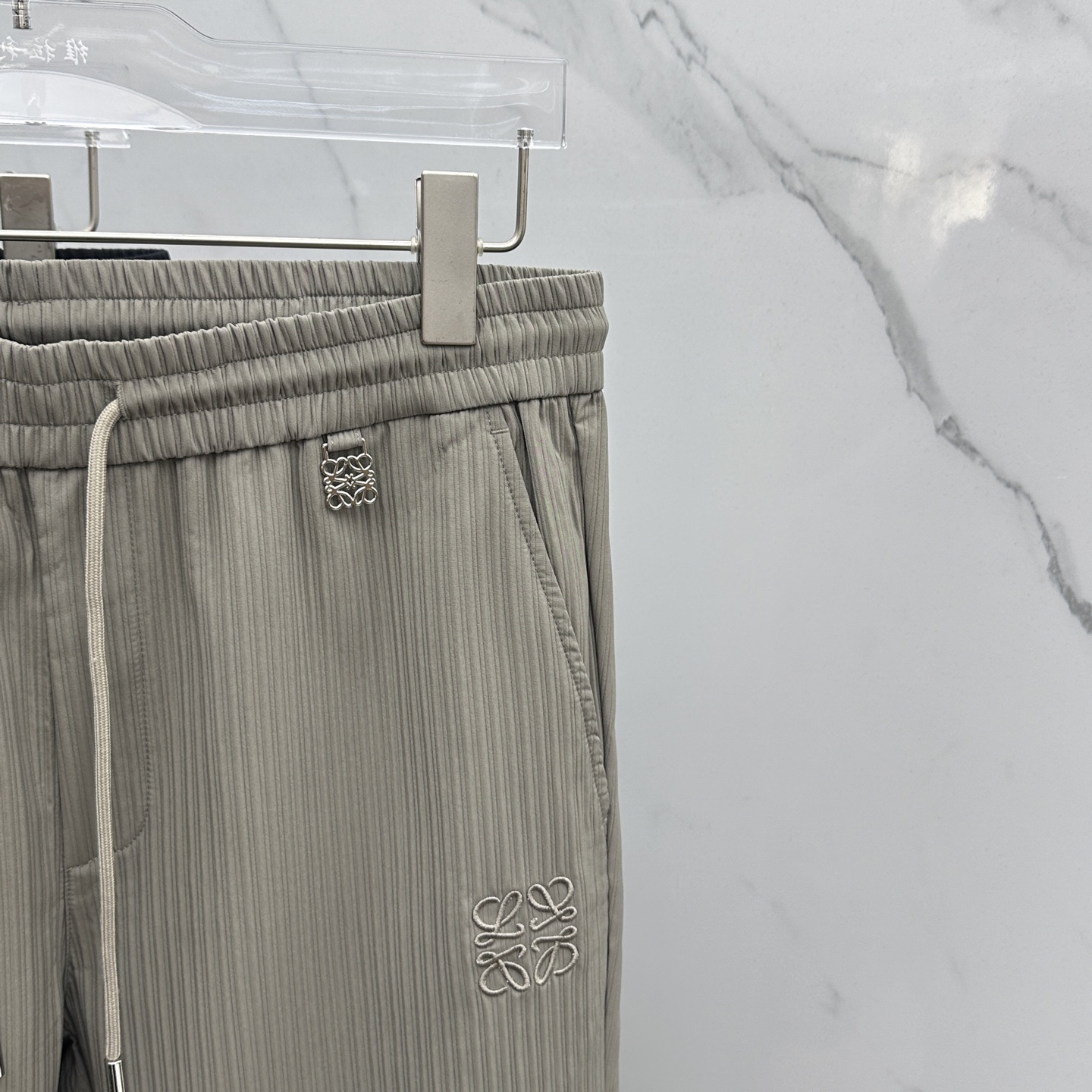 🆕Loewe罗意威 25ss早秋新款竖条纹抽绳休闲裤，该款休闲裤采用客供定制竖条纹肌理面料，质地轻薄得仿