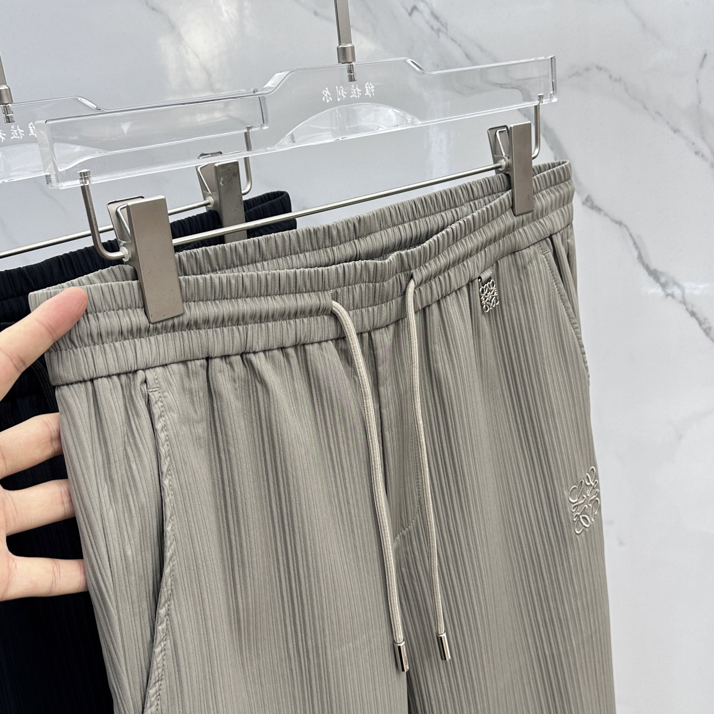 🆕Loewe罗意威 25ss早秋新款竖条纹抽绳休闲裤，该款休闲裤采用客供定制竖条纹肌理面料，质地轻薄得仿