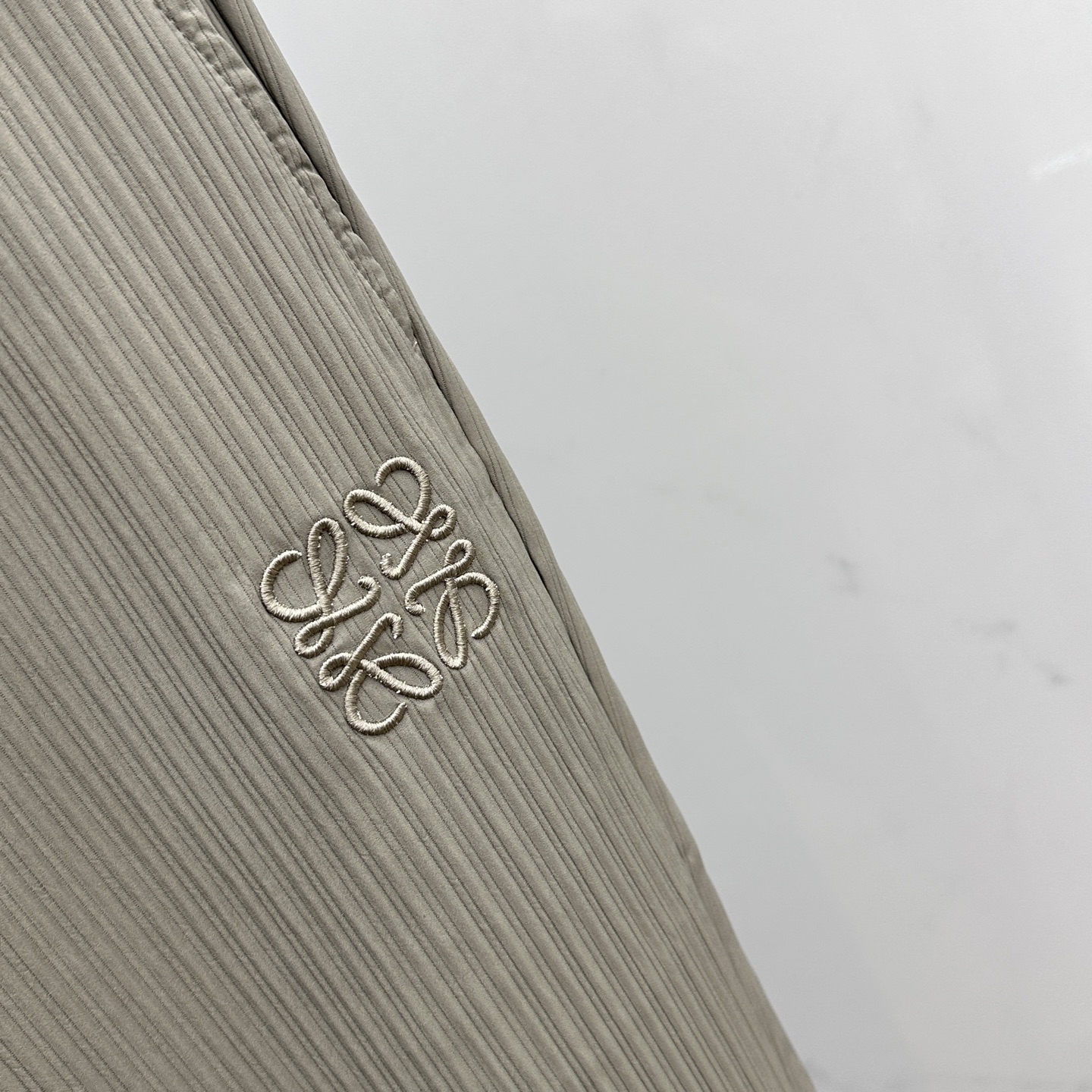 🆕Loewe罗意威 25ss早秋新款竖条纹抽绳休闲裤，该款休闲裤采用客供定制竖条纹肌理面料，质地轻薄得仿