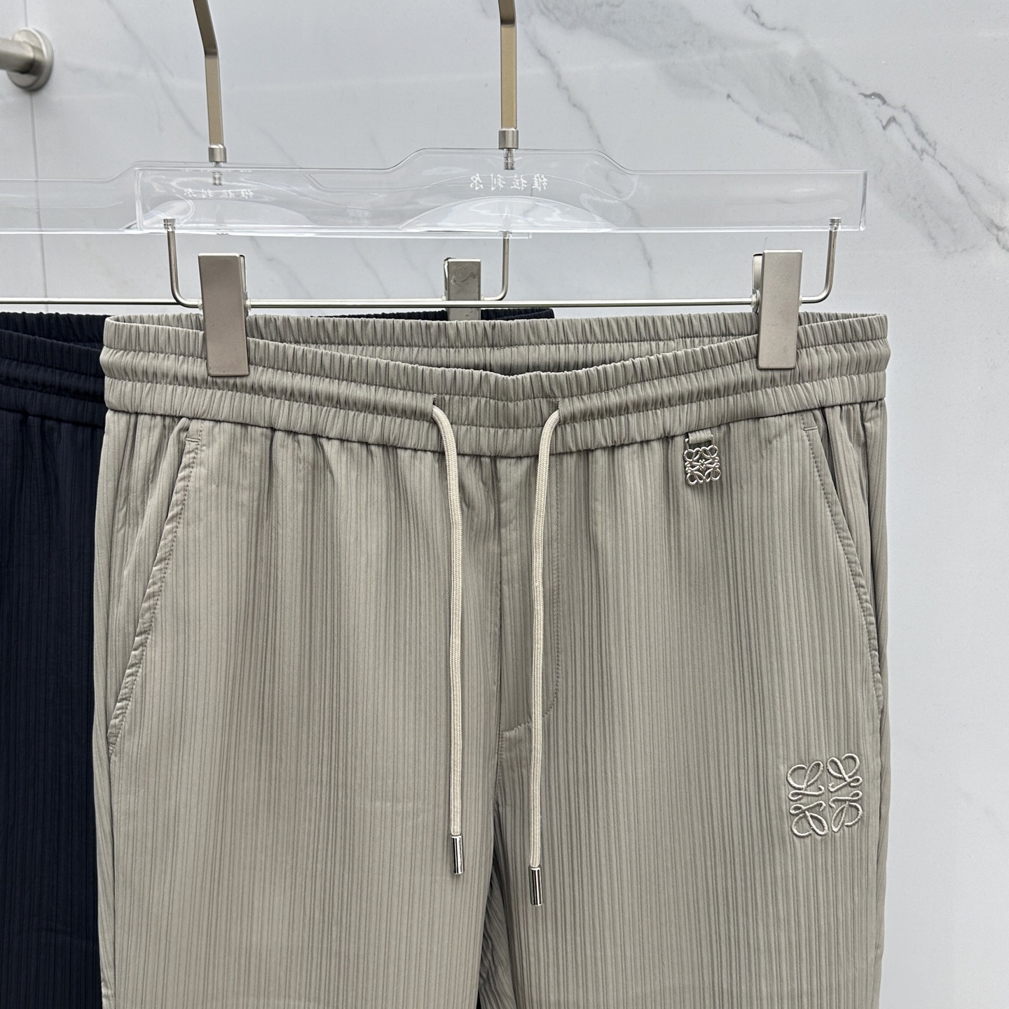 🆕Loewe罗意威 25ss早秋新款竖条纹抽绳休闲裤，该款休闲裤采用客供定制竖条纹肌理面料，质地轻薄得仿
