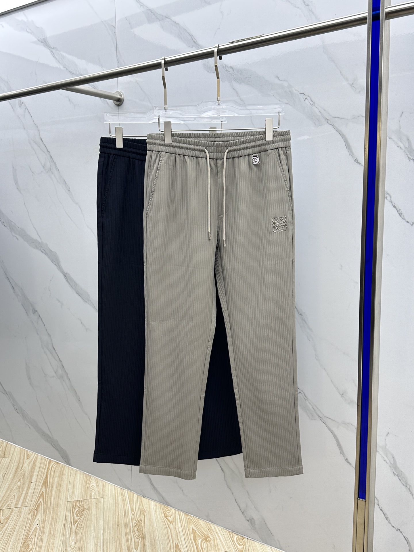 🆕Loewe罗意威 25ss早秋新款竖条纹抽绳休闲裤，该款休闲裤采用客供定制竖条纹肌理面料，质地轻薄得仿