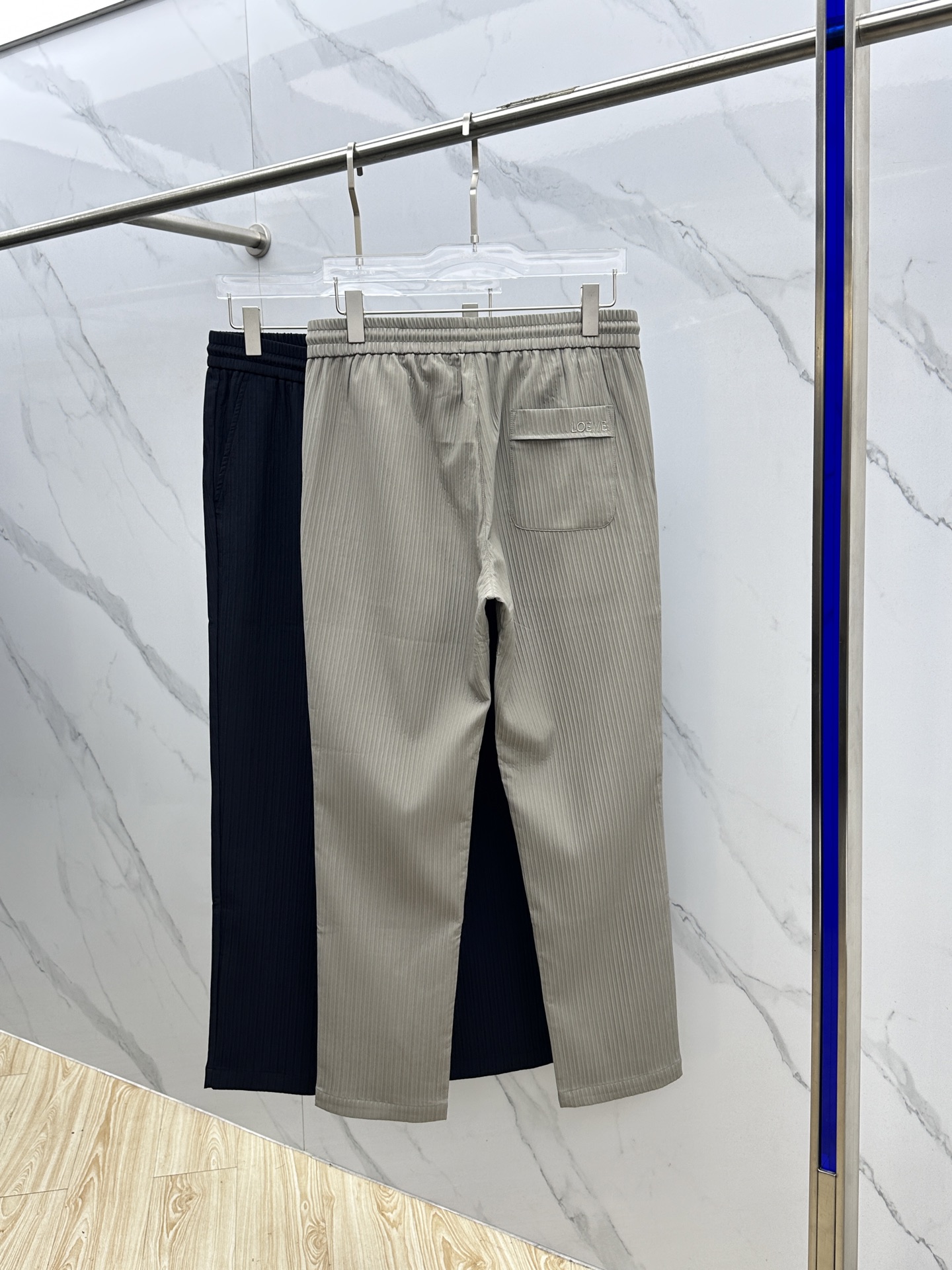 🆕Loewe罗意威 25ss早秋新款竖条纹抽绳休闲裤，该款休闲裤采用客供定制竖条纹肌理面料，质地轻薄得仿